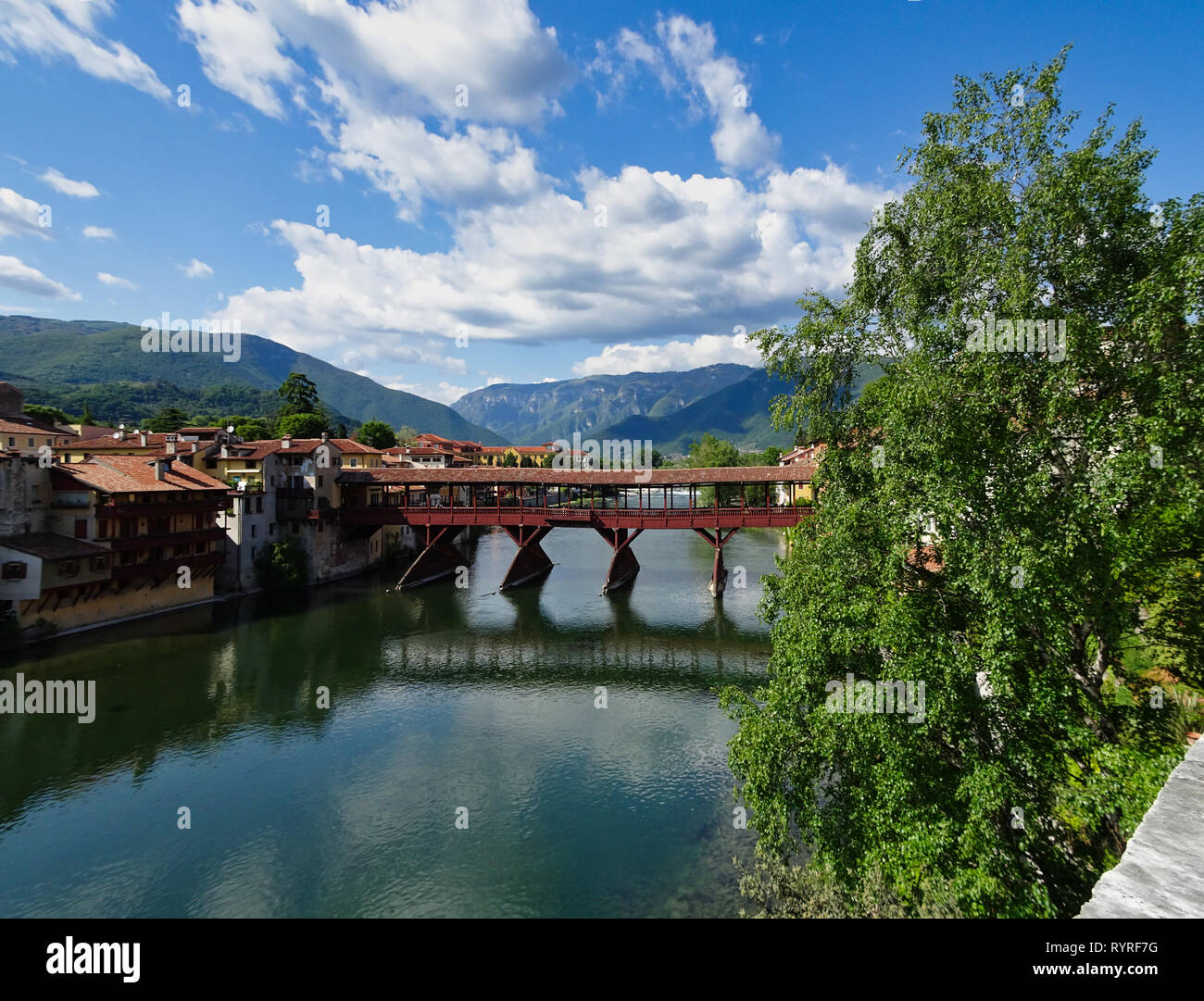 Un vieux pont de bois sur la rivière Brenta, dans la ville de Bassano del Grappa Banque D'Images