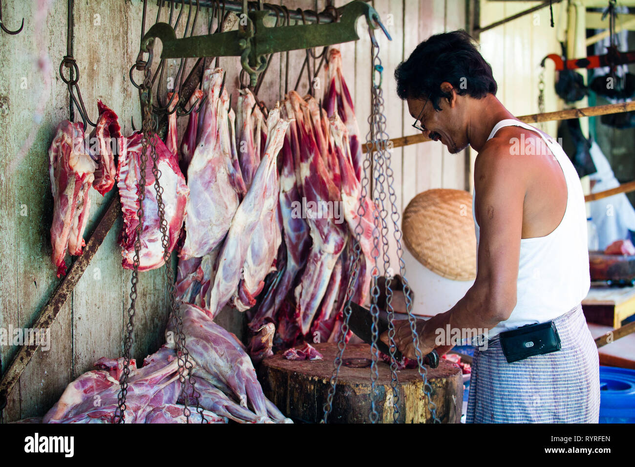 Un boucher vendant de la viande dans la 26e Rue, Yangon, Myanmar Banque D'Images