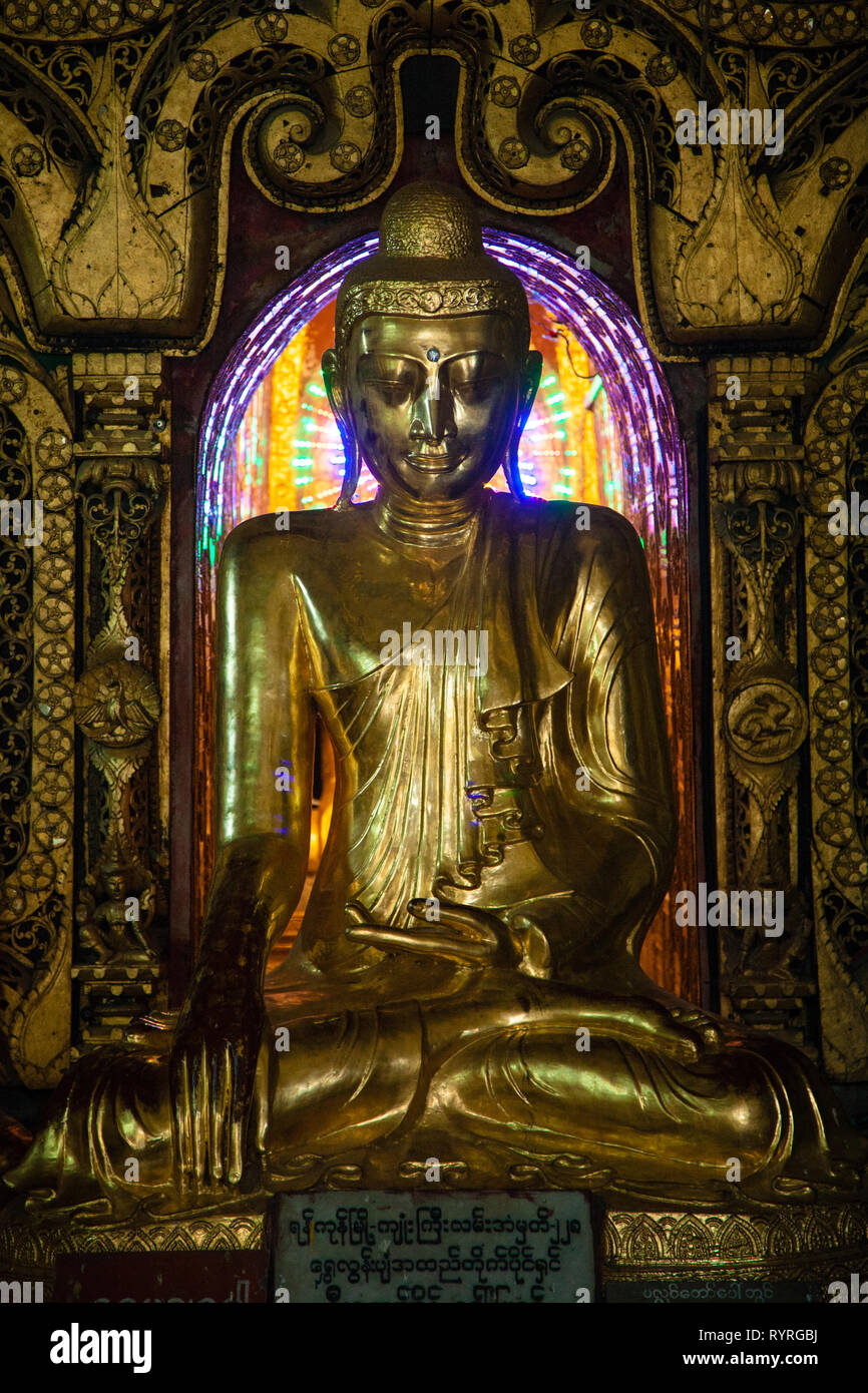 Statue du Bouddha d'or à la Pagode Schwedagon, Yangon, Myanmar Banque D'Images