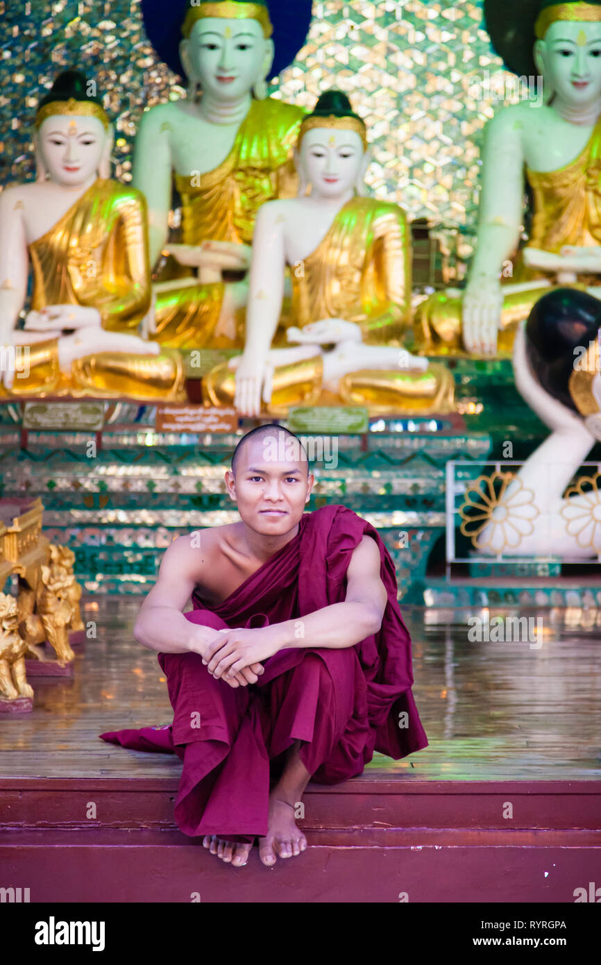Un moine bouddhiste prie à Schwedagon Pagoda, Yangon, Myanmar Banque D'Images