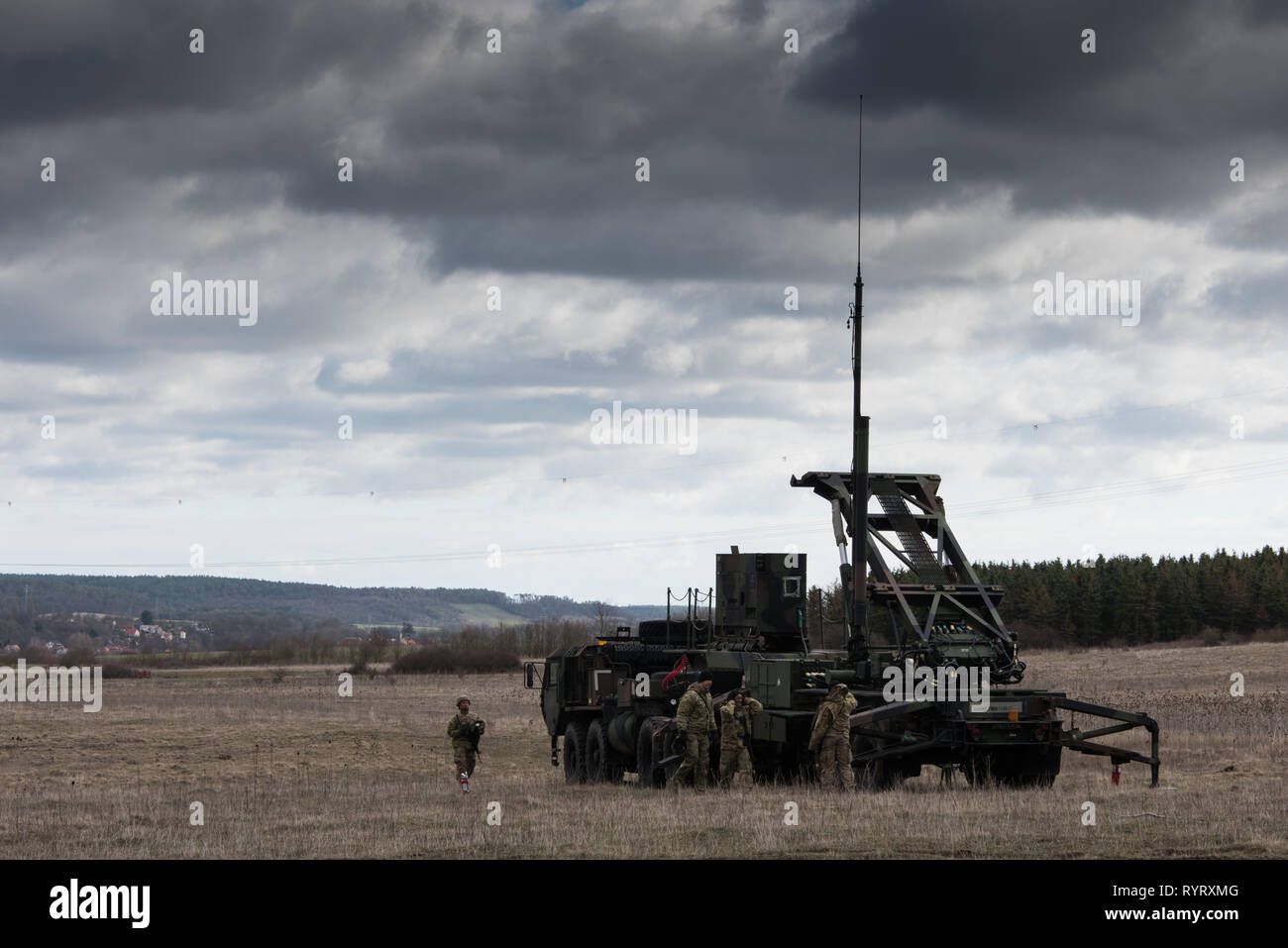 Des soldats américains avec 5e Bataillon, 7e Régiment d'artillerie de défense aérienne, 10e Armée Air & Missile Defense Command installer et vérifier le MIM-104 Patriot missile sol-air (SAM) pour l'exercice de préparation des systèmes d'une gamme à Oberdachstetten, Ansbach Allemagne complexe, le 13 mars 2019. (U.S. Photo de l'armée par Eugen Warkentin) Banque D'Images