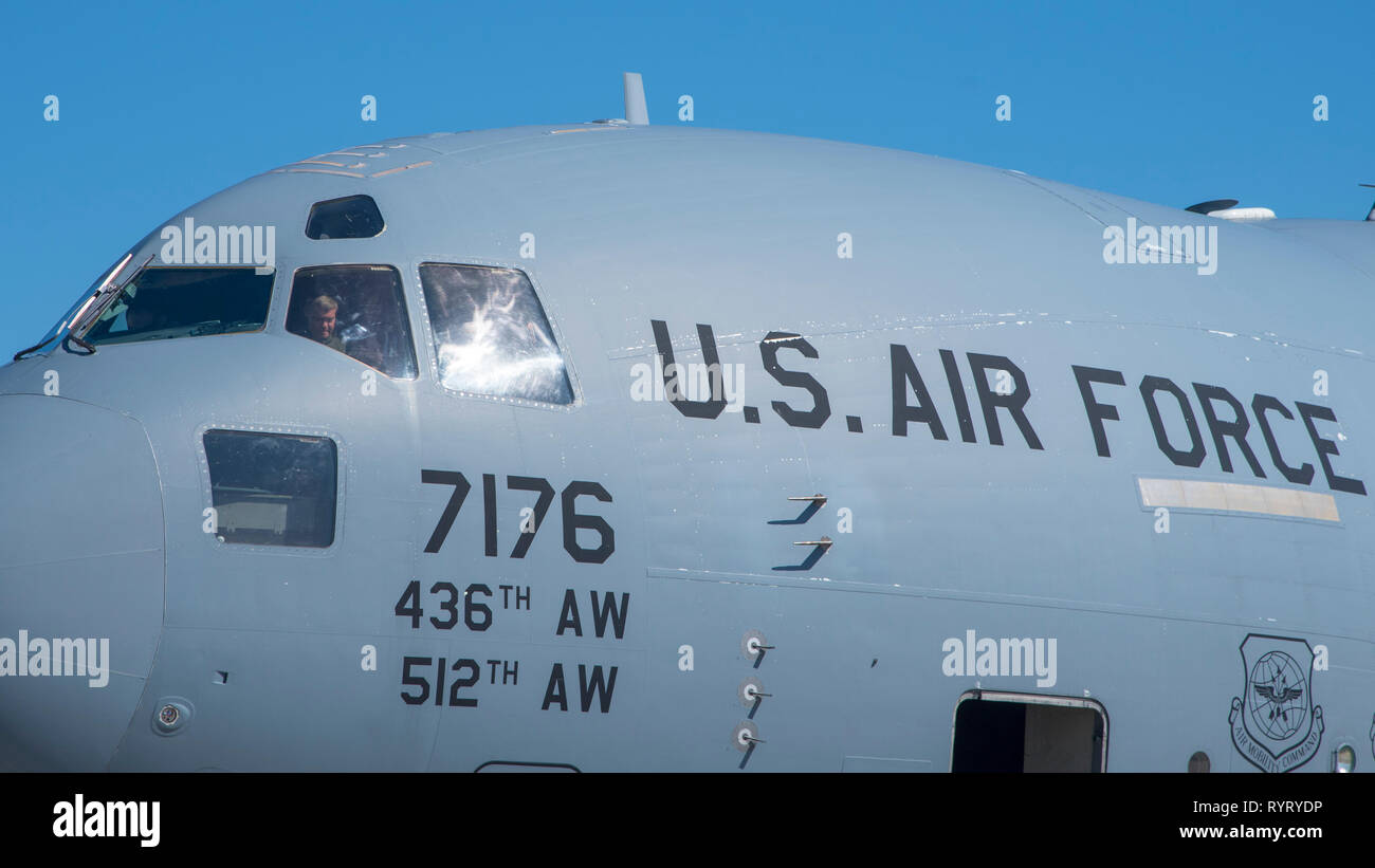 Le Colonel Craig C. Peters, 512th Airlift Wing Commander, passe par des procédures d'après-vol pendant son vol fini le 12 mars 2019, à Dover Air Force Base, Texas. Fini la tradition est un vol de l'aviation militaire, tradition qui marque un dernier vol du pilote dans un lieu d'affectation ou leur retraite. (U.S. Photo de l'Armée de l'air par le sergent. Zachary Cacicia) Banque D'Images