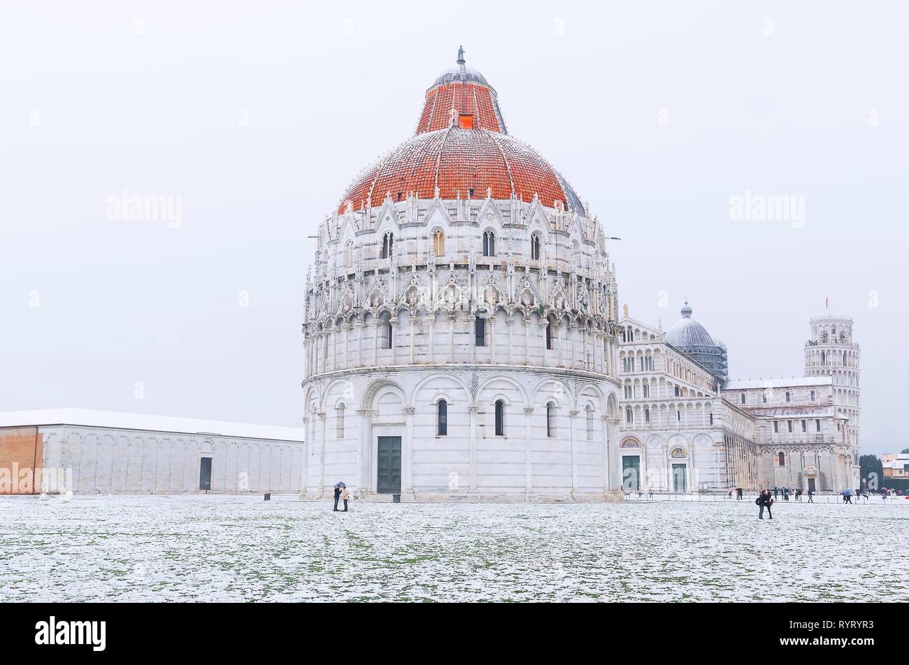 Le baptistère, la cathédrale et de la Tour de Pise avec la neige, Pise, Toscane, Italie Banque D'Images