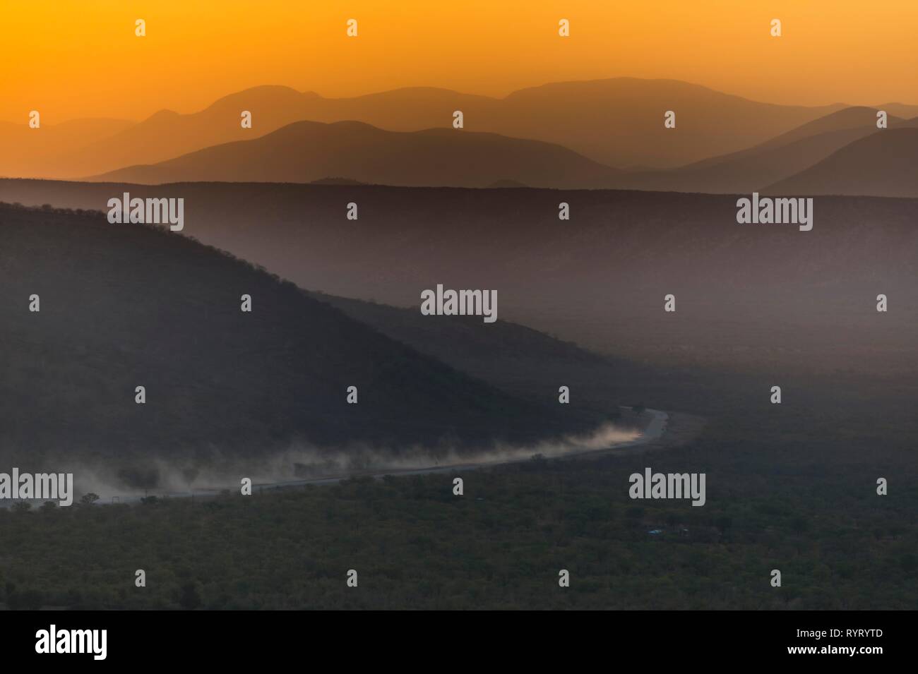 Aperçu, paysage de montagne au coucher du soleil, Ovapu, Kaokoland, Namibie Banque D'Images