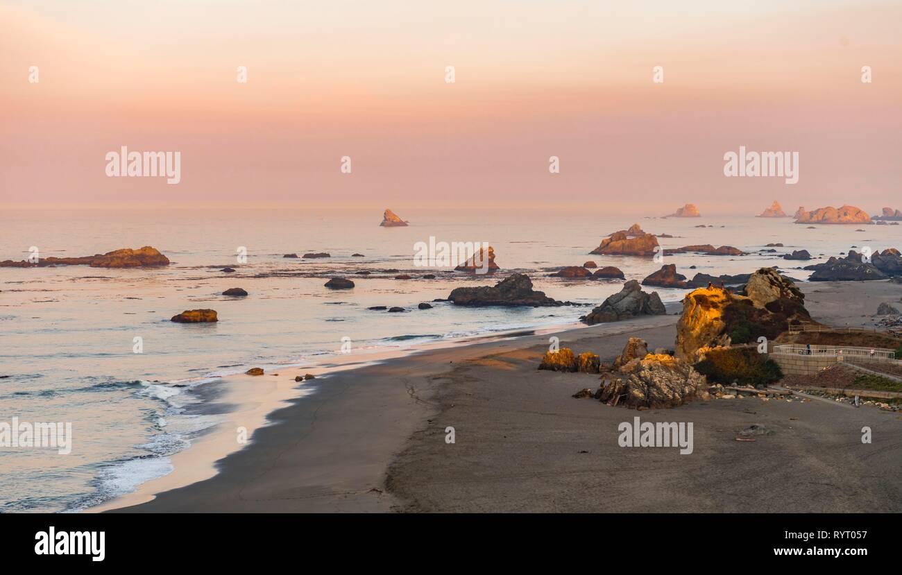 Le lever du soleil, le paysage côtier avec de nombreux îlots rocheux, Harris Beach State Park, Oregon, USA Banque D'Images