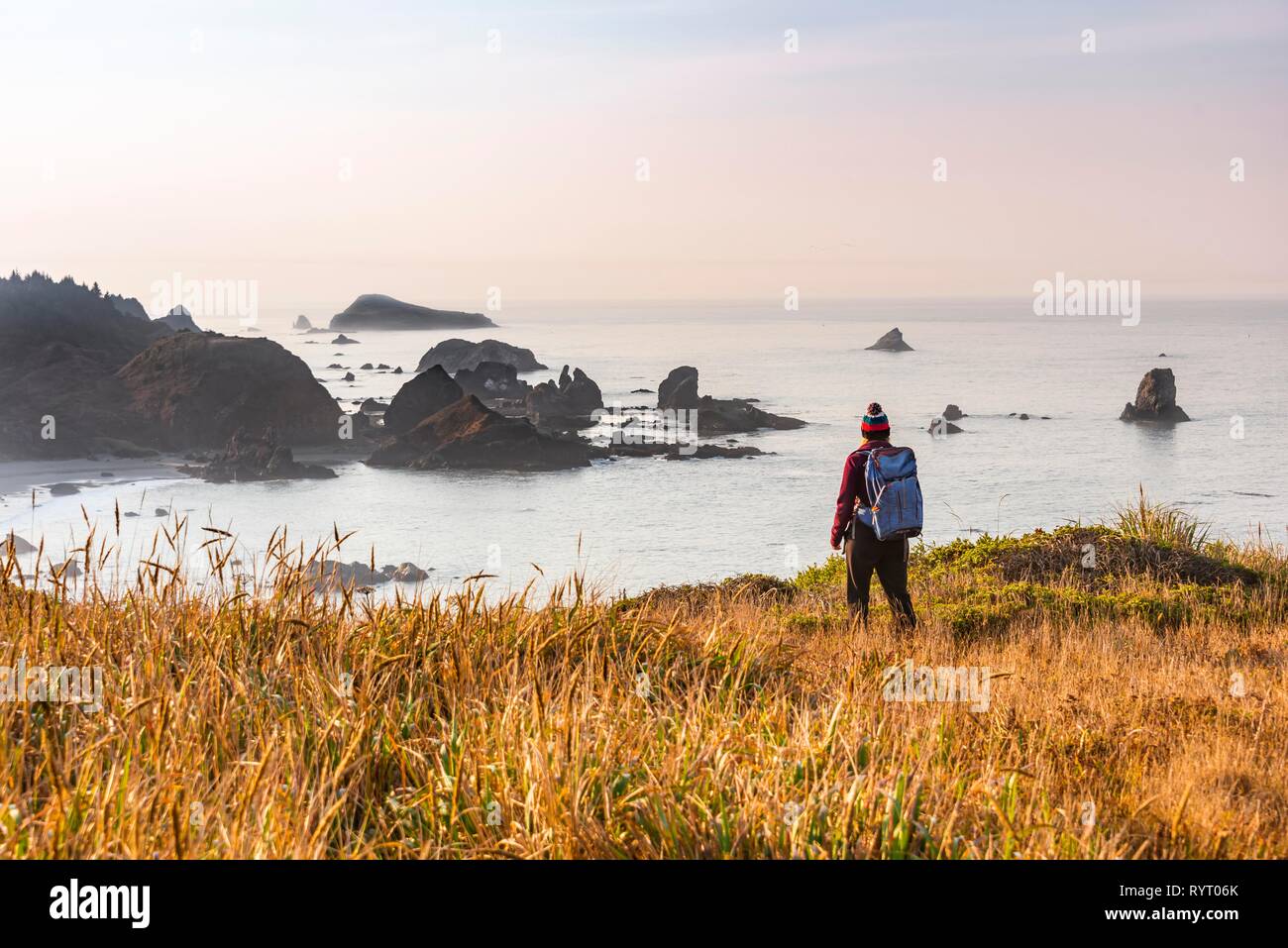 Female hiker à la recherche de paysages côtiers avec beaucoup d'îles rocheuses, Whaleshead, Samuel H. Boardman State Scenic Banque D'Images