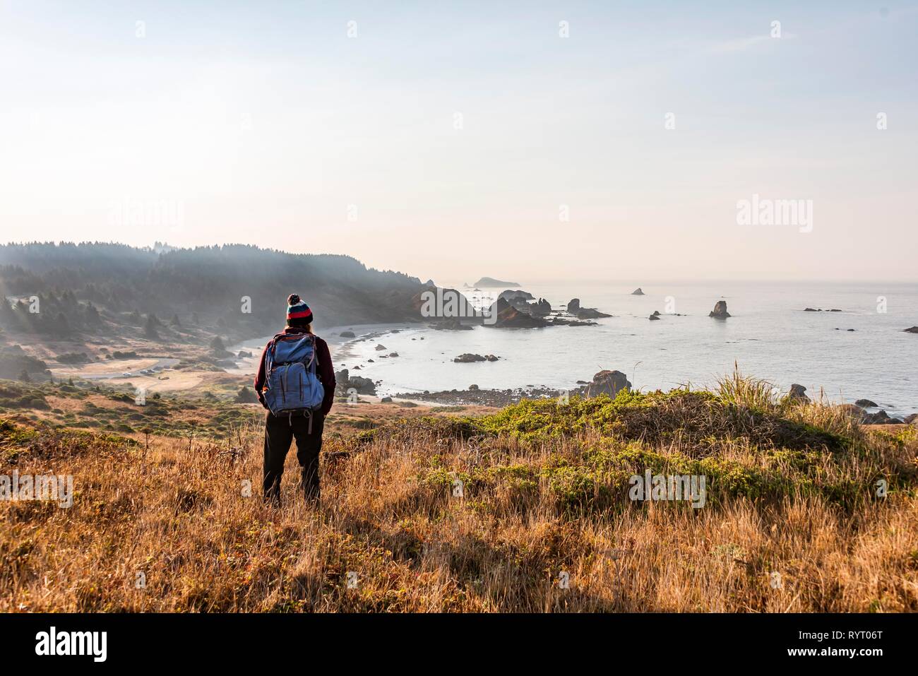 Female hiker à la recherche de paysages côtiers avec beaucoup d'îles rocheuses, Whaleshead, Samuel H. Boardman State Scenic Banque D'Images