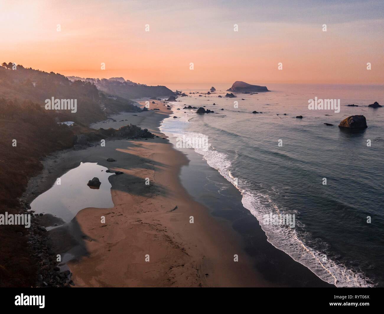 Le lever du soleil, plage de sable, Paysage côtier avec de nombreuses îles rocheuses, l'Oregon, USA Banque D'Images