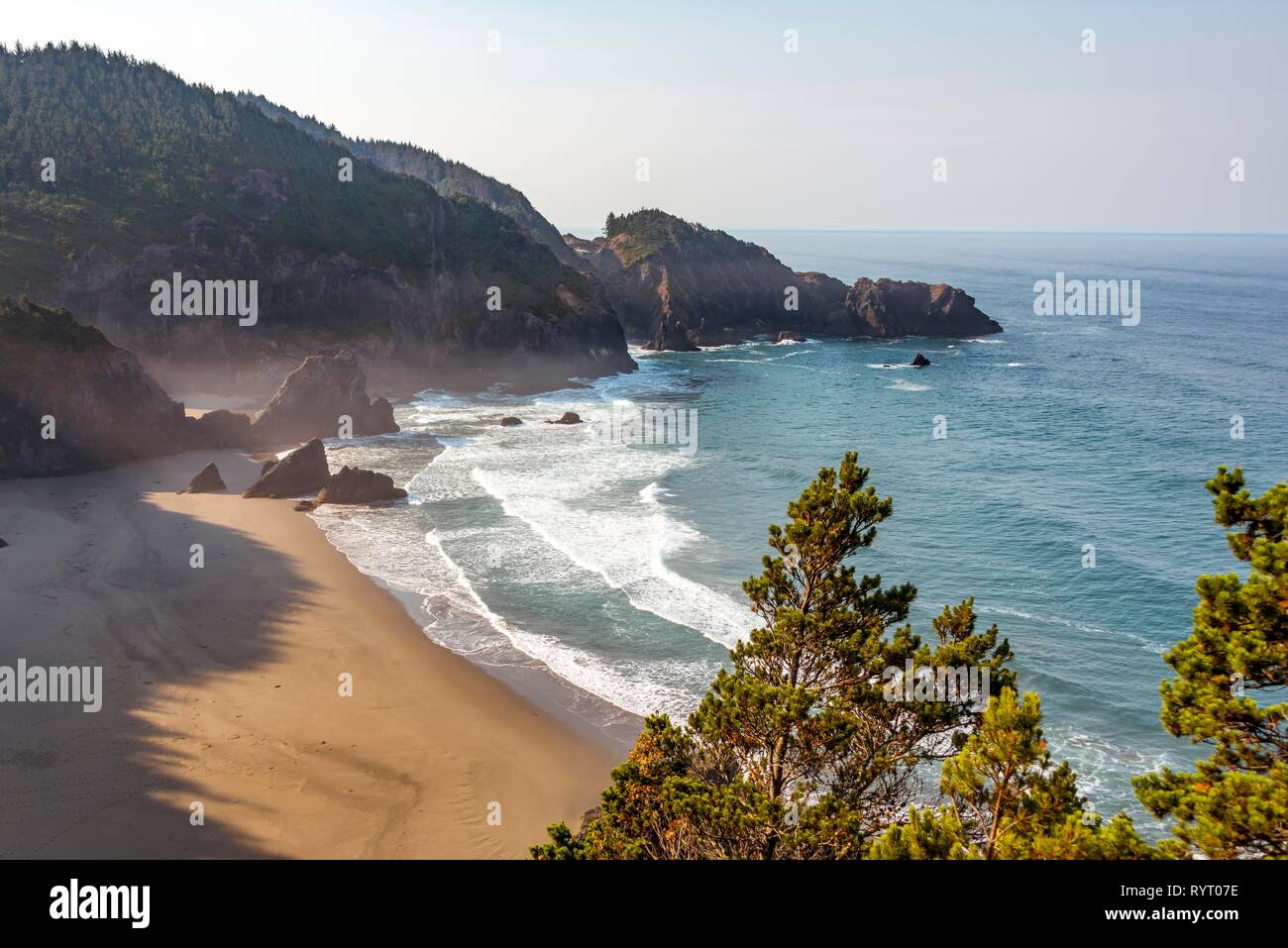 Plage Plage de sable par la mer, Paysage côtier avec des rochers escarpés, Samuel H. Boardman corridor panoramique de l'État indien, Sentier des sables bitumineux Banque D'Images