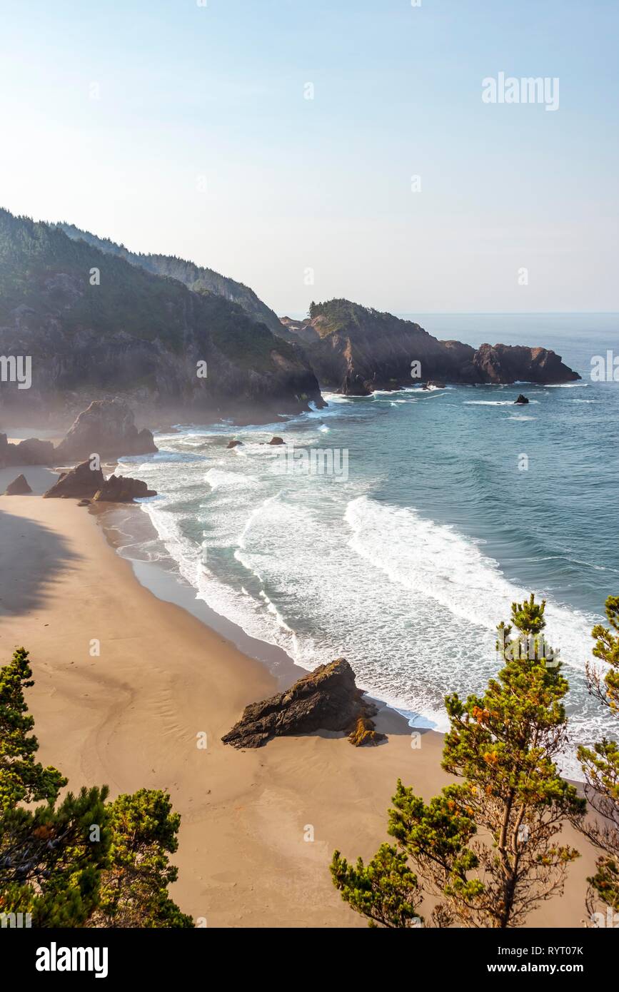 Plage Plage de sable par la mer, Paysage côtier avec des rochers escarpés, Samuel H. Boardman corridor panoramique de l'État indien, Sentier des sables bitumineux Banque D'Images