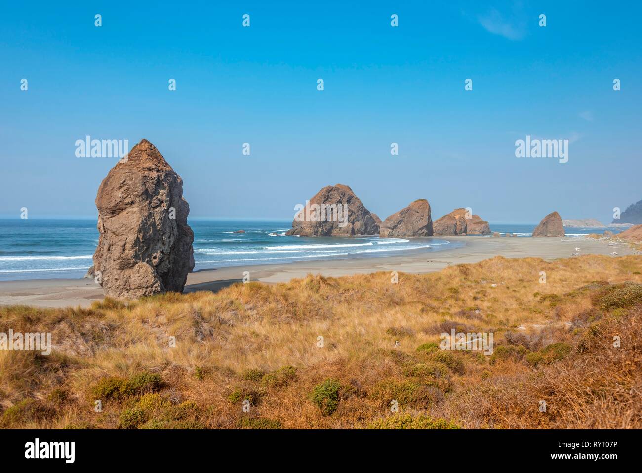 Vue sur plage de sable fin et de grandes roches monolithiques, paysage, rivière côtière pistolet moyen, Ariya's Beach, Oregon, USA Banque D'Images