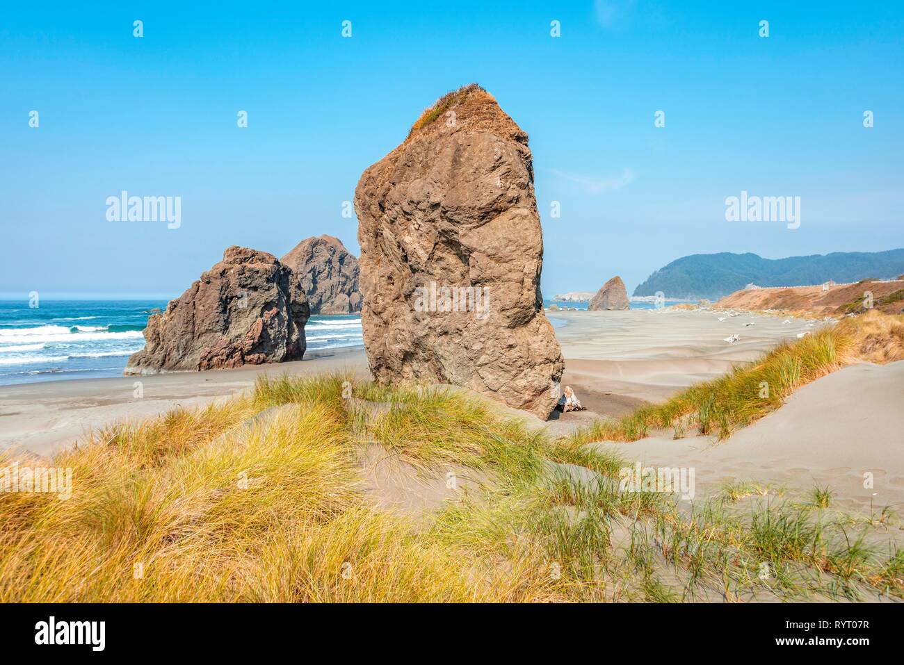 Vue sur plage de sable fin avec de grandes roches monolithiques, paysage, rivière côtière pistolet moyen, Ariya's Beach, Oregon USA Banque D'Images