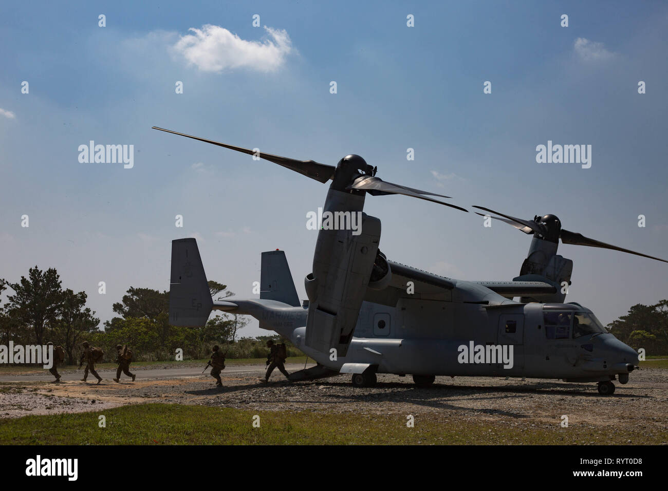 Les Marines américains à partir de la 3e Bataillon, 6e Régiment de Marines, actuellement fixée à 3d Marine Division, débarquent d'un MV-22 Osprey lors d'une agression de l'air à la Jungle Warfare Training Center (ETFC), Camp Gonsalves, Okinawa, Japon, 12 mars 2019. Alors que les Marines, ETFC a mené un travail sur l'exercice de champ de force conçus pour simuler le combat dans un environnement de jungle. (U.S. Marine Corps photo de 2ndLt Gerard Callan) Banque D'Images