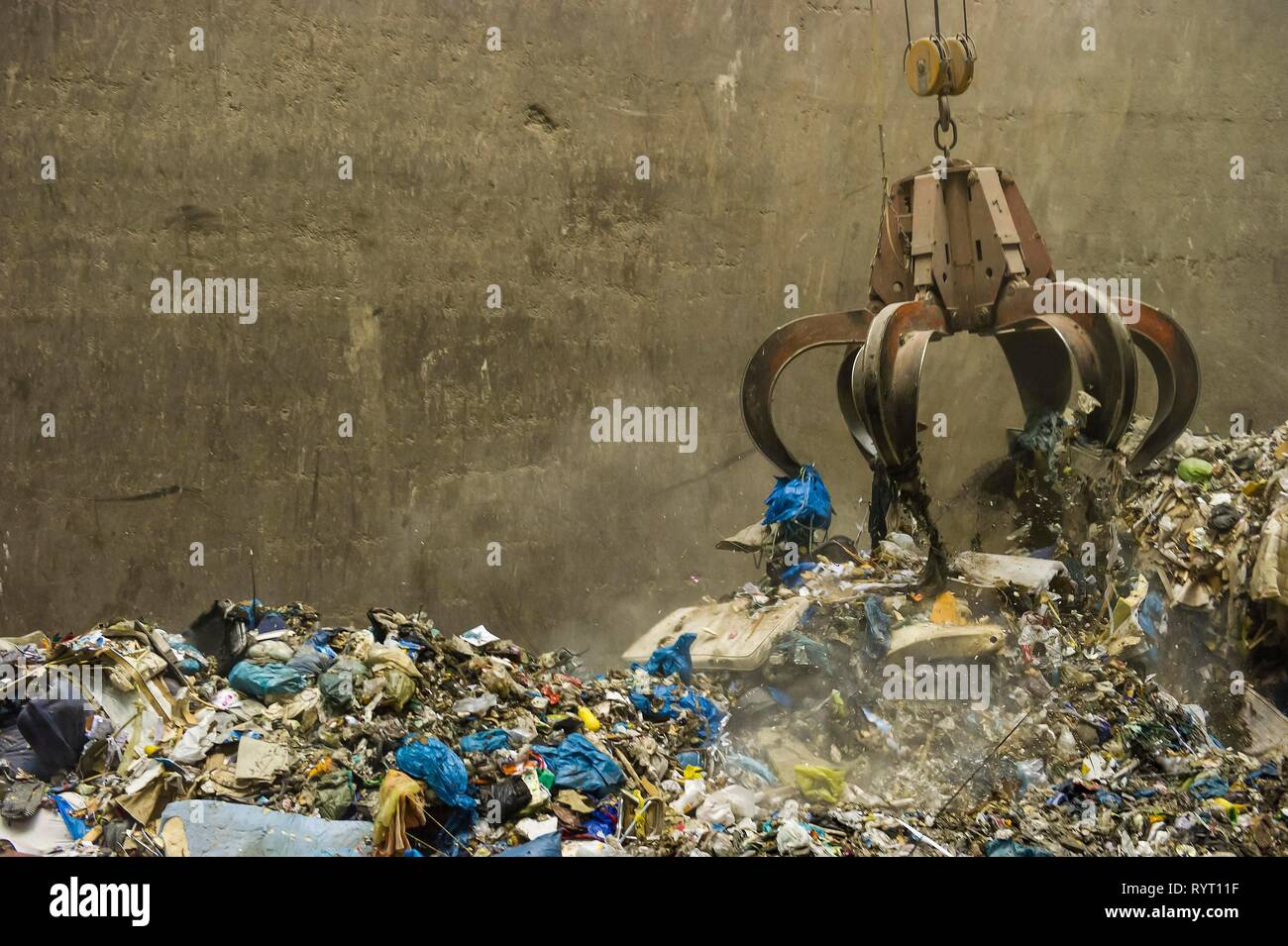 Une grue transporte les déchets dans une unité de valorisation énergétique de déchets, TREA Breisgau, Eschbach, près de Müllheim, Markgräfler Land Banque D'Images