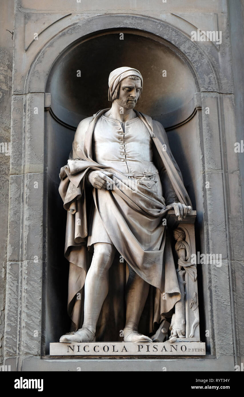 Nicola Pisano, statue dans les niches de la colonnade des Offices à Florence Banque D'Images