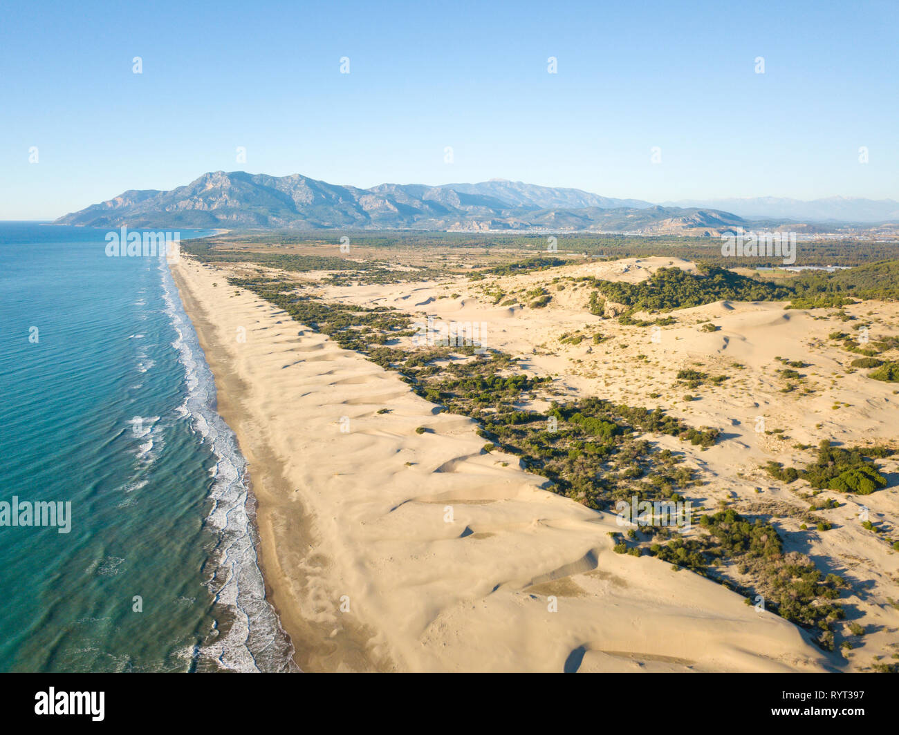 Drone aérien voir des dunes de sable de la côte de la mer et sur la montagne en arrière-plan Patara, Turquie Banque D'Images