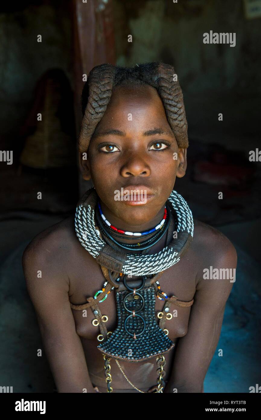 Jolie jeune fille Himba, Portrait, Kaokoland, Namibie Banque D'Images