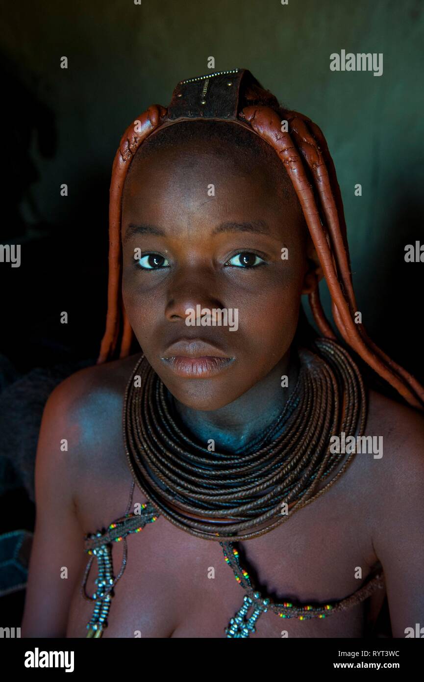 Jeune fille Himba, Kaokoland, Namibie Banque D'Images