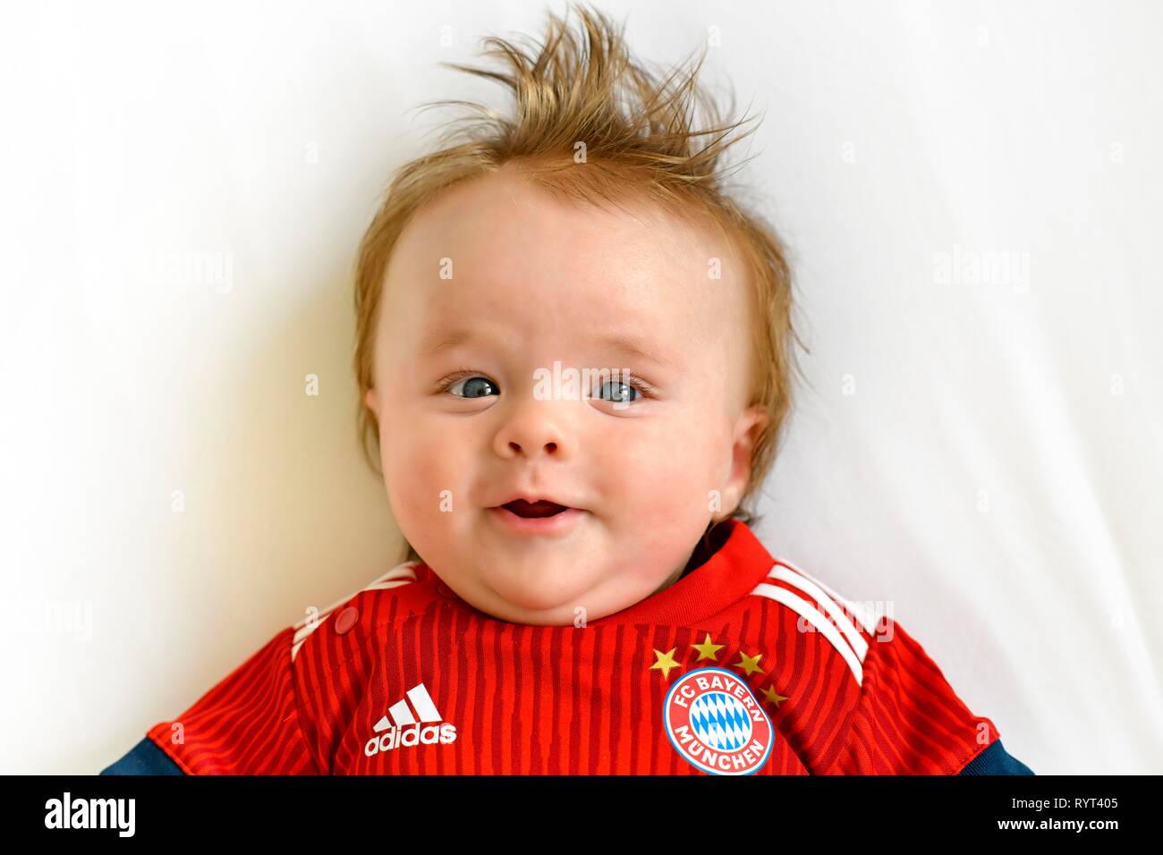 Bébé, 3 mois, dans la région de jersey du FC Bayern Munich, Portrait, Bade-Wurtemberg, Allemagne Banque D'Images