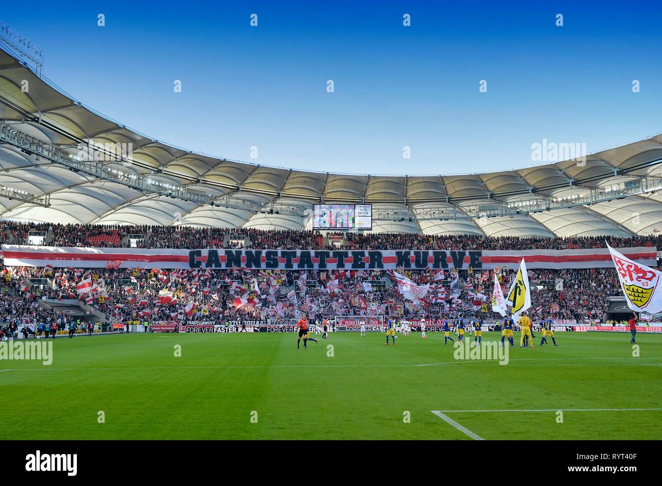 Fans, courbe du ventilateur en Cannstatter Kurve avec mer de drapeaux au match de football, Mercedes-Benz Arena, Stuttgart, Bade-Wurtemberg Banque D'Images