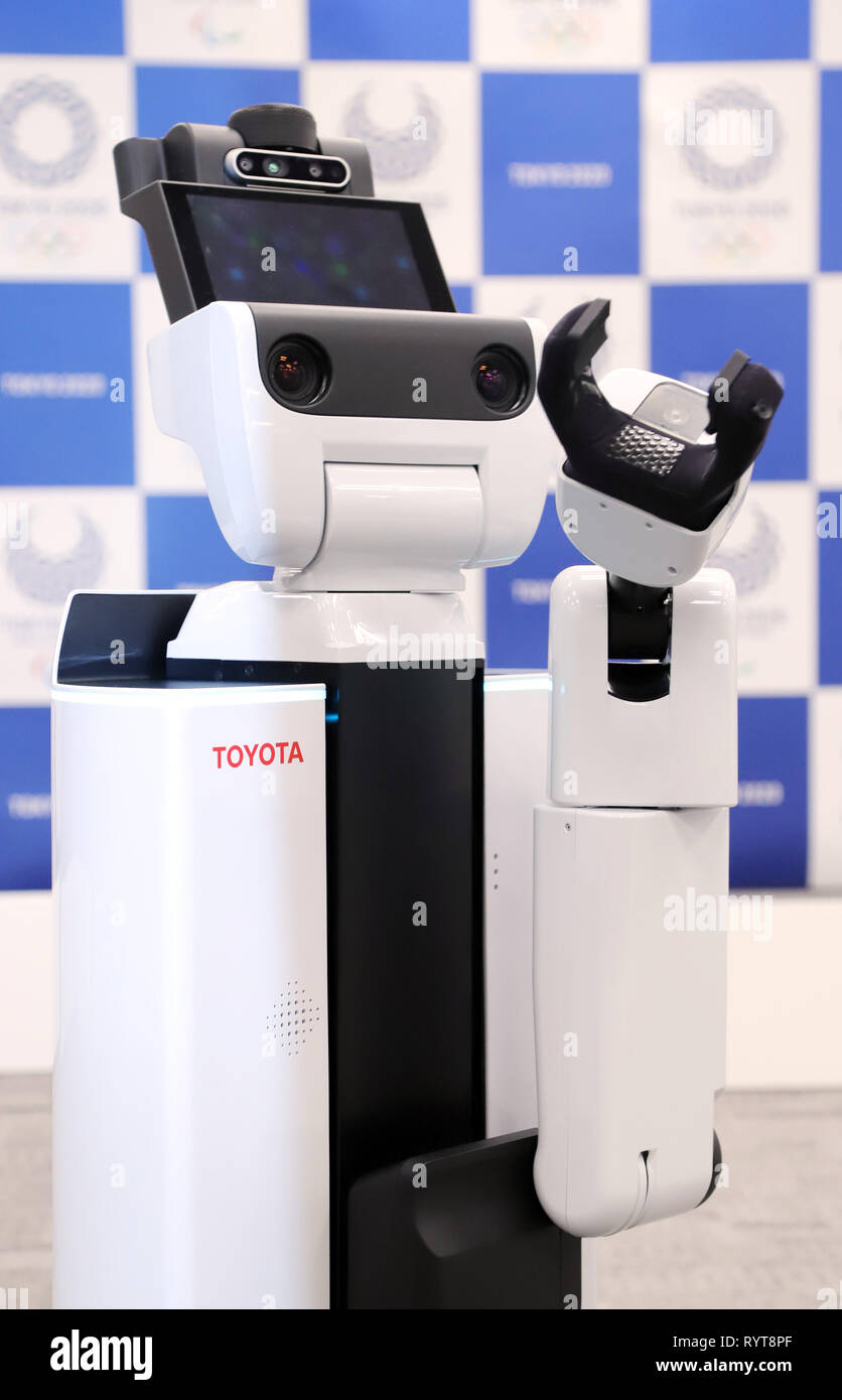 Tokyo, Japon. Mar 15, 2019. Géant de l'automobile japonais Toyota Motor démontre son soutien humain robot (HSR) à Tokyo le vendredi, Mars 15, 2019. 2020 Jeux Olympiques de Tokyo a annoncé les robots de Toyota fournira une assistance aux spectateurs en fauteuils roulants à l'Jeux olympiques de 2020. Credit : Yoshio Tsunoda/AFLO/Alamy Live News Banque D'Images