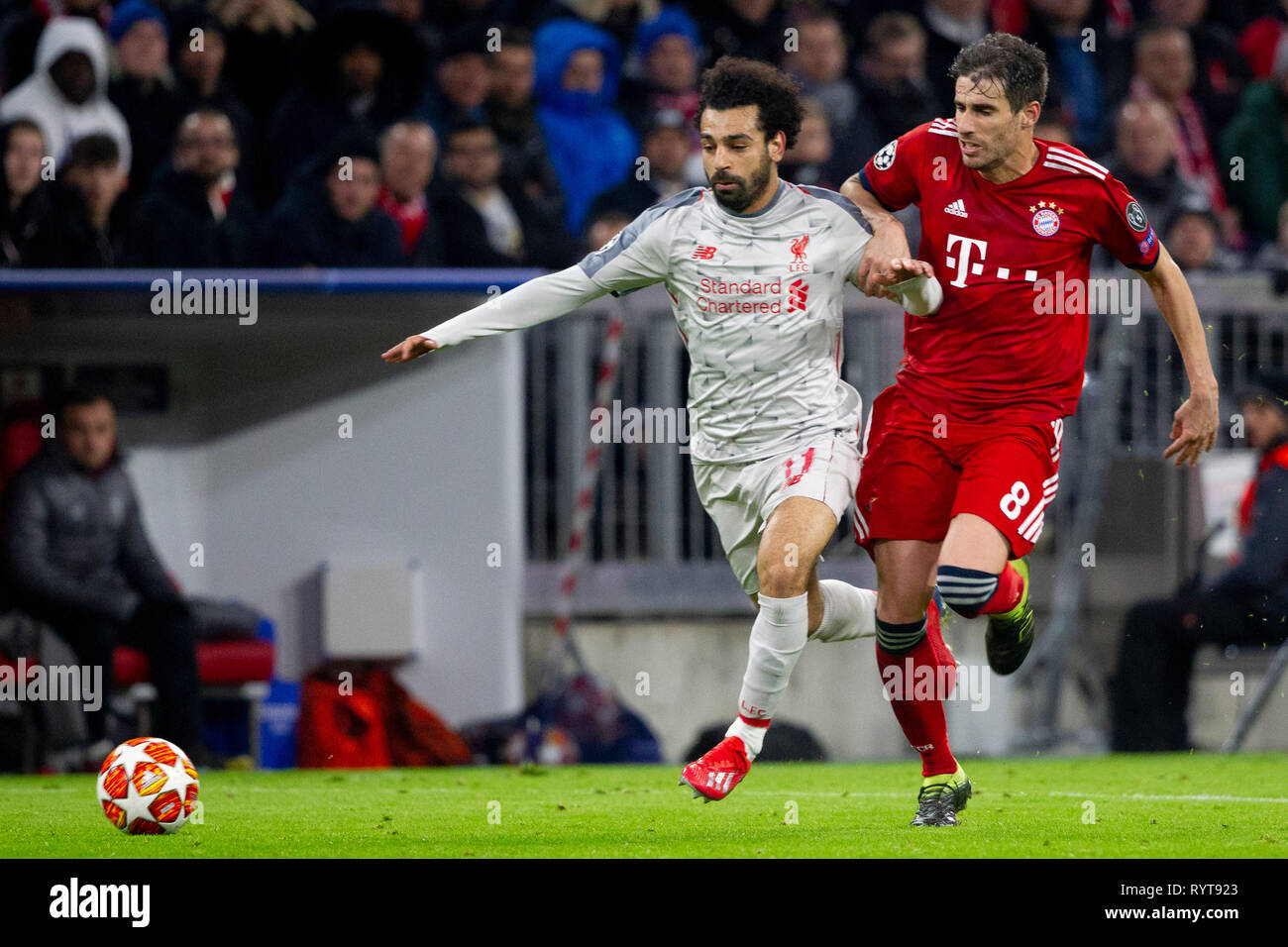 Mohamed Salah (#  11, LIV) dans les duels avec Javi (Javier) MARTINEZ (#  8, M). Le soccer, le Bayern Munich (M) - Liverpool (LIV) 1 : 3, Ligue des Champions, saison 2018/2019, ronde de 16, Rueckspiel, 13.03.2019 Dans Muenchen/ALLIANZARENA/Allemagne. ¬ | conditions dans le monde entier Banque D'Images