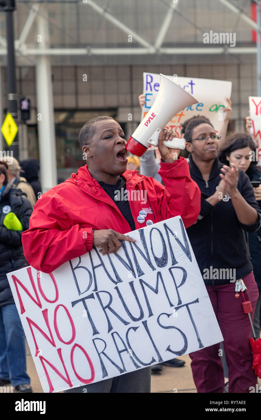 Detroit, Michigan, USA - 14 mars 2019 - des piquets de manifestants à l'extérieur comme Steve Bannon et d'autres écrans de disque dur de l'immigration a tenu une réunion publique pour promouvoir la construction d'un mur le long de la frontière mexicaine. Le 'nous construire le mur' événement promu une organisation du même nom qui tente de réunir des contributions individuelles pour financer la construction des murs. Crédit : Jim West/Alamy Live News Banque D'Images