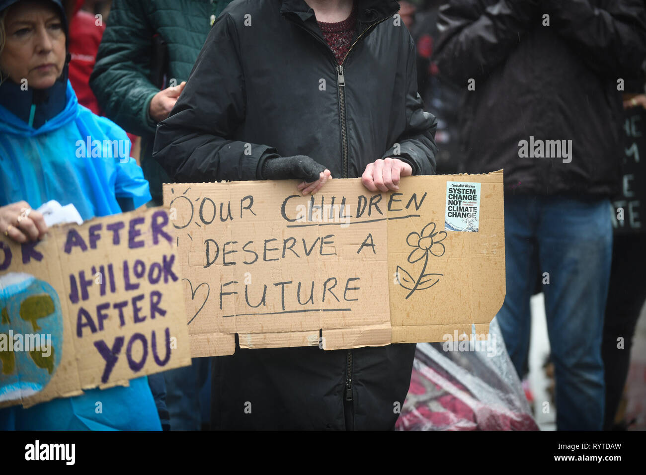 Swansea, Pays de Galles, Royaume-Uni. 15 mars 2019 sur la photo, les étudiants et les enfants dans la rue est de la ville de Swansea, dans le sud du Pays de Galles, Royaume-Uni, dans les dernières manifestations du changement climatique. Inspiré par 16 ans, militant de l'environnement Greta Thunberg, qui a accusé les dirigeants du monde de ne pas faire assez pour prévenir le changement climatique, les jeunes sont descendus dans la rue pour le Royaume-Uni et le monde d'essayer de mettre en évidence la cause d'une action positive en ce qui concerne le changement climatique. Robert Melen/Alamy Live News. Banque D'Images