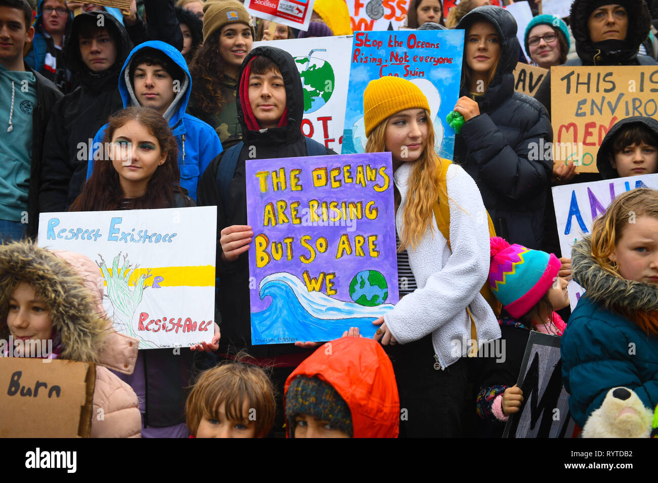 Swansea, Pays de Galles, Royaume-Uni. 15 mars 2019 sur la photo, les étudiants et les enfants dans la rue est de la ville de Swansea, dans le sud du Pays de Galles, Royaume-Uni, dans les dernières manifestations du changement climatique. Inspiré par 16 ans, militant de l'environnement Greta Thunberg, qui a accusé les dirigeants du monde de ne pas faire assez pour prévenir le changement climatique, les jeunes sont descendus dans la rue pour le Royaume-Uni et le monde d'essayer de mettre en évidence la cause d'une action positive en ce qui concerne le changement climatique. Robert Melen/Alamy Live News. Banque D'Images