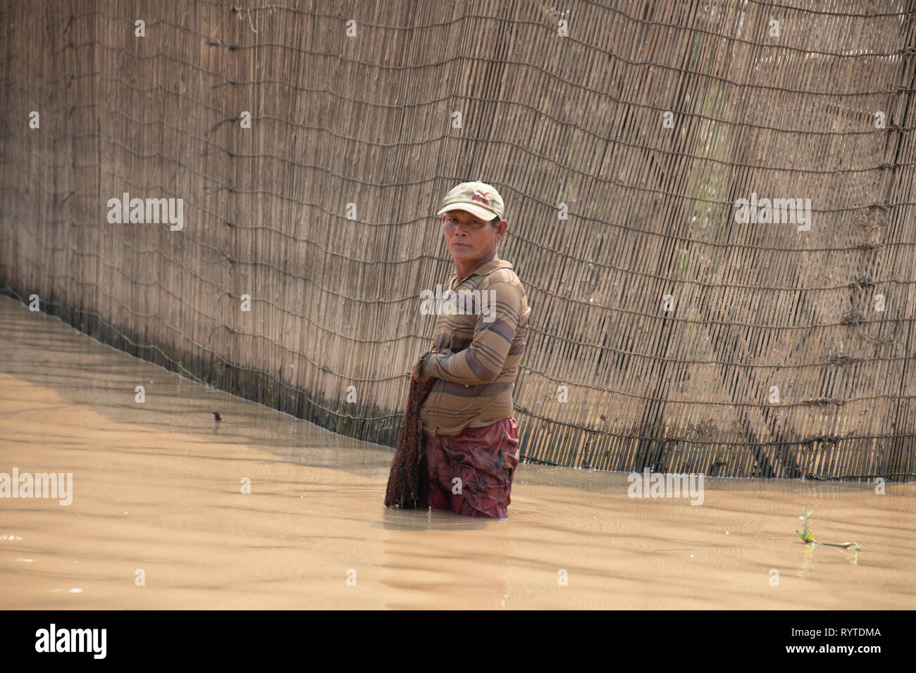 Kampong Phluk, Siem Reap, Cambodge, vendredi 15 mars 2019. Météo Cambodge : la période de temps sec chaud continue avec un maximum de 36 degrés et les bas de 26 degrés. Les pêcheurs cambodgiens à l'aide de filets près de Tonie sap tôt le matin pour éviter la chaleur extrême plus tard dans la journée. La pêche est une industrie importante et les méthodes traditionnelles sont toujours utilisés dans la région de KOMPONG PHLUK. Credit : WansfordPhoto/Alamy Live News Banque D'Images