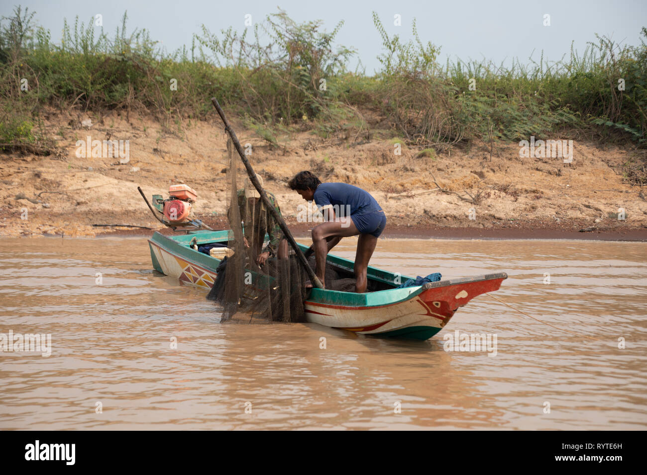Kampong Phluk, Siem Reap, Cambodge, vendredi 15 mars 2019. Météo Cambodge : la période de temps sec chaud continue avec un maximum de 36 degrés et les bas de 26 degrés. Les pêcheurs cambodgiens à l'aide de filets près de Tonie sap tôt le matin pour éviter la chaleur extrême plus tard dans la journée. La pêche est une industrie importante et les méthodes traditionnelles sont toujours utilisés dans la région de KOMPONG PHLUK. Credit : WansfordPhoto/Alamy Live News Banque D'Images