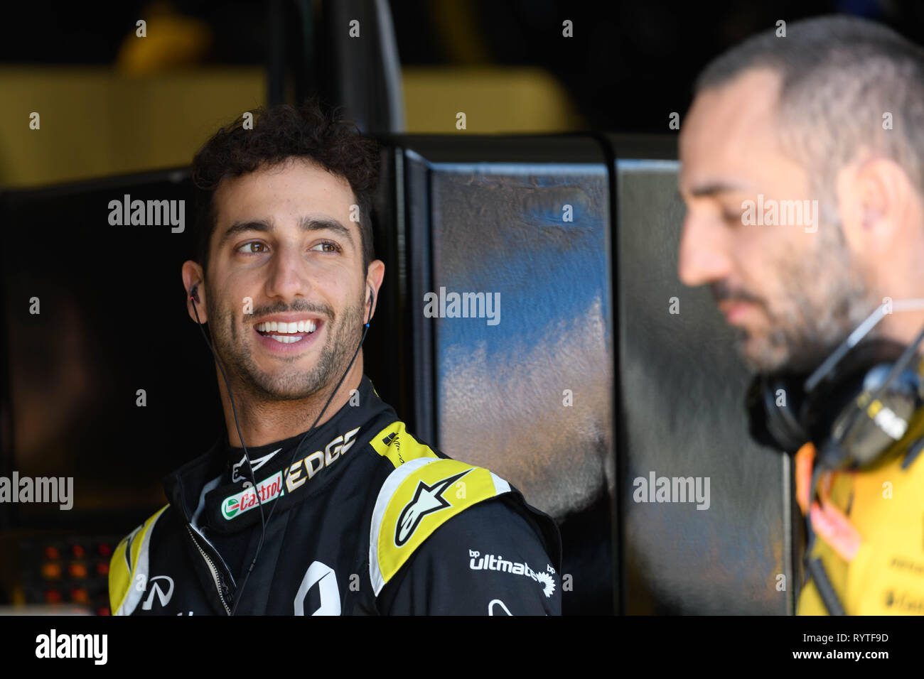 L'Albert Park, Melbourne, Australie. Mar 15, 2019. Daniel Ricciardo (AUS) parle au directeur général de Renault F1 Team Cyril Abiteboul pendant deux à la session de pratique 2019 Australian Grand Prix de Formule 1 à l'Albert Park, Melbourne, Australie. Bas Sydney/Cal Sport Media/Alamy Live News Banque D'Images