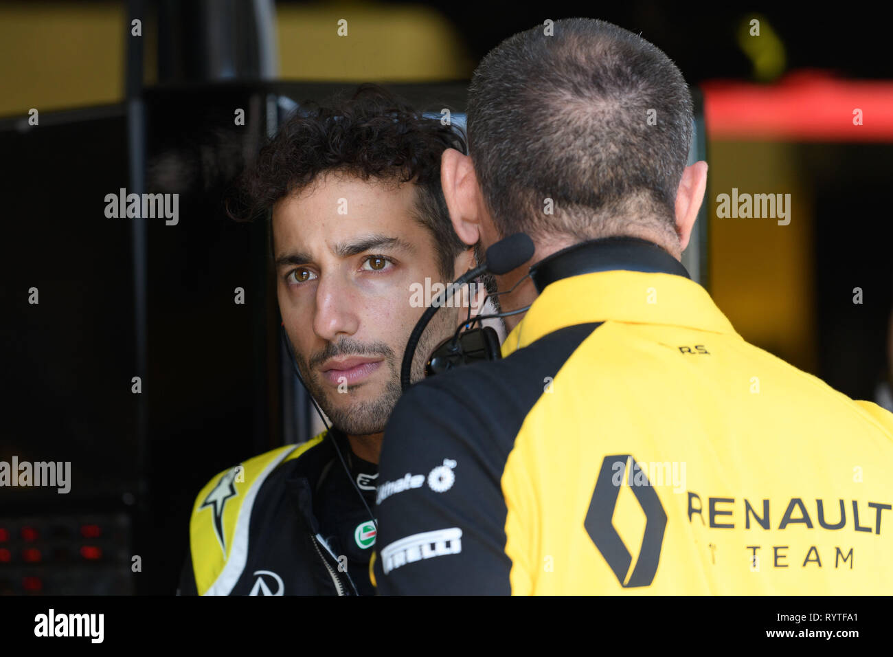 L'Albert Park, Melbourne, Australie. Mar 15, 2019. Daniel Ricciardo (AUS) parle au directeur général de Renault F1 Team Cyril Abiteboul pendant deux à la session de pratique 2019 Australian Grand Prix de Formule 1 à l'Albert Park, Melbourne, Australie. Bas Sydney/Cal Sport Media/Alamy Live News Banque D'Images