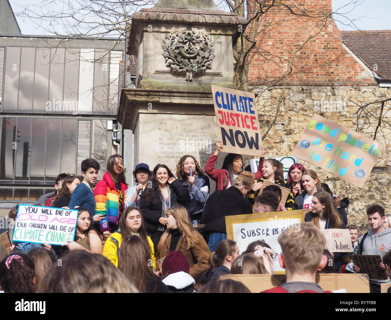 Oxford, UK. 15 Mar 2019. Les élèves se rassemblent pour un "changement climatique et rallye en mars Oxford. Credit : Angela Swann/Alamy Live News Banque D'Images