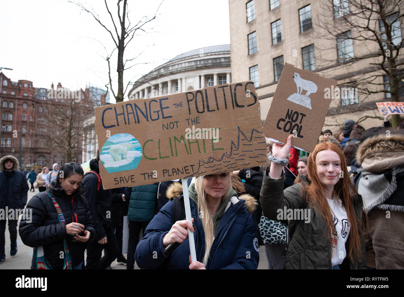 Manchester, UK. Mar 15, 2019. Aujourd'hui 15 mars à St.Peter's Square (Manchester-UK), à 12 h, les élèves ont quitté leurs écoles comme partie de grève pour exiger une action mondiale contre le changement climatique. Une coalition d'étudiants de grève des jeunes 4 Le climat, le réseau climatique étudiant britannique et le Royaume-Uni Youth Climate Coalition font grève pour réclamer des mesures du gouvernement. Credit : Alvaro Velazquez Gardeta/Alamy Live News Banque D'Images