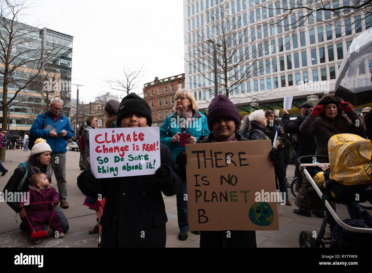 Manchester, UK. Mar 15, 2019. Aujourd'hui 15 mars à St.Peter's Square (Manchester-UK), à 12 h, les élèves ont quitté leurs écoles comme partie de grève pour exiger une action mondiale contre le changement climatique. Une coalition d'étudiants de grève des jeunes 4 Le climat, le réseau climatique étudiant britannique et le Royaume-Uni Youth Climate Coalition font grève pour réclamer des mesures du gouvernement. Credit : Alvaro Velazquez Gardeta/Alamy Live News Banque D'Images