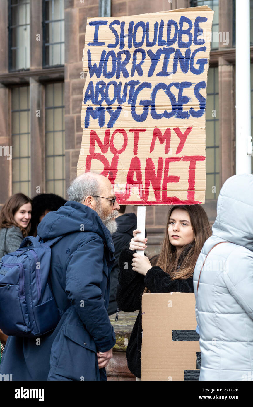 Coventry, West Midlands, Royaume-Uni. 15 mars, 2019. Les élèves de protestation devant la Chambre du Conseil de Coventry à faire prendre conscience de la question du changement climatique. Dave crédit Coote/Alamy Live News Banque D'Images