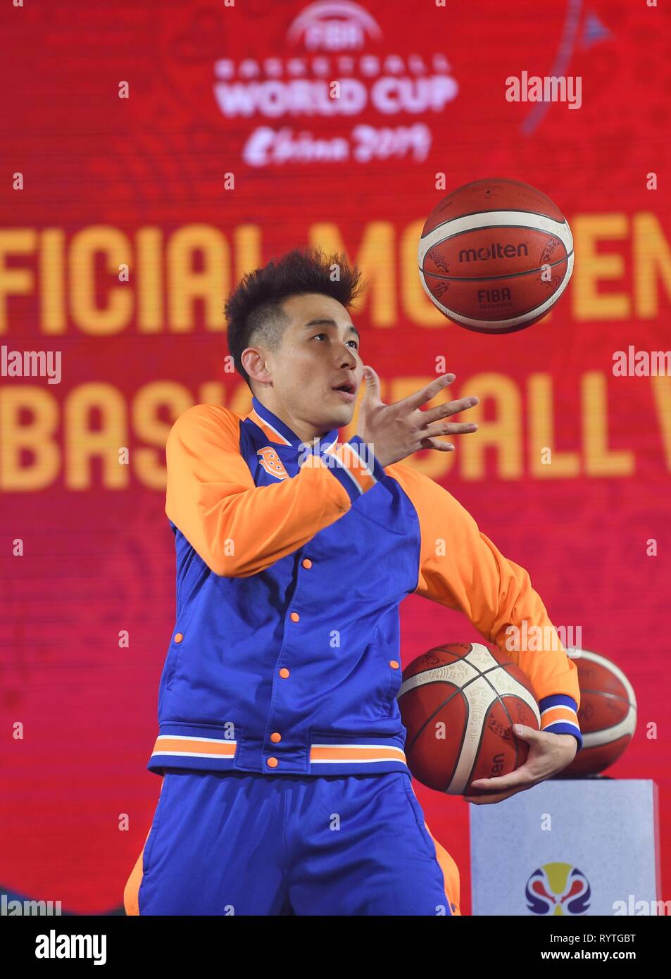 (190315) -- SHENZHEN, 15 mars 2019 (Xinhua) -- Un artiste interprète ou exécutant joue la balle officielle lors de l'événement de lancement de la Coupe du Monde de Basket-ball FIBA 2019 balle officielle à Shenzhen, province du Guangdong en Chine du sud, le 15 mars 2019. (Xinhua/Mao Siqian) Banque D'Images