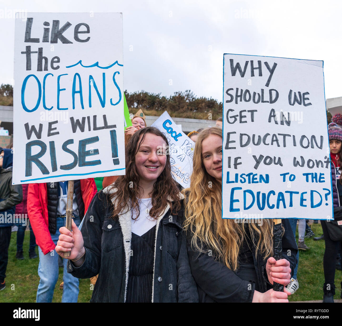 Edinburgh, Ecosse, Royaume-Uni. Mar 15, 2019. Les élèves et l'école les enfants qui, de façon controversée, sont en grève de l'école prendre part à une grève de l'école climatique 4 manifestation devant le Parlement écossais, à Holyrood Edinburgh. Credit : Iain Masterton/Alamy Live News Banque D'Images