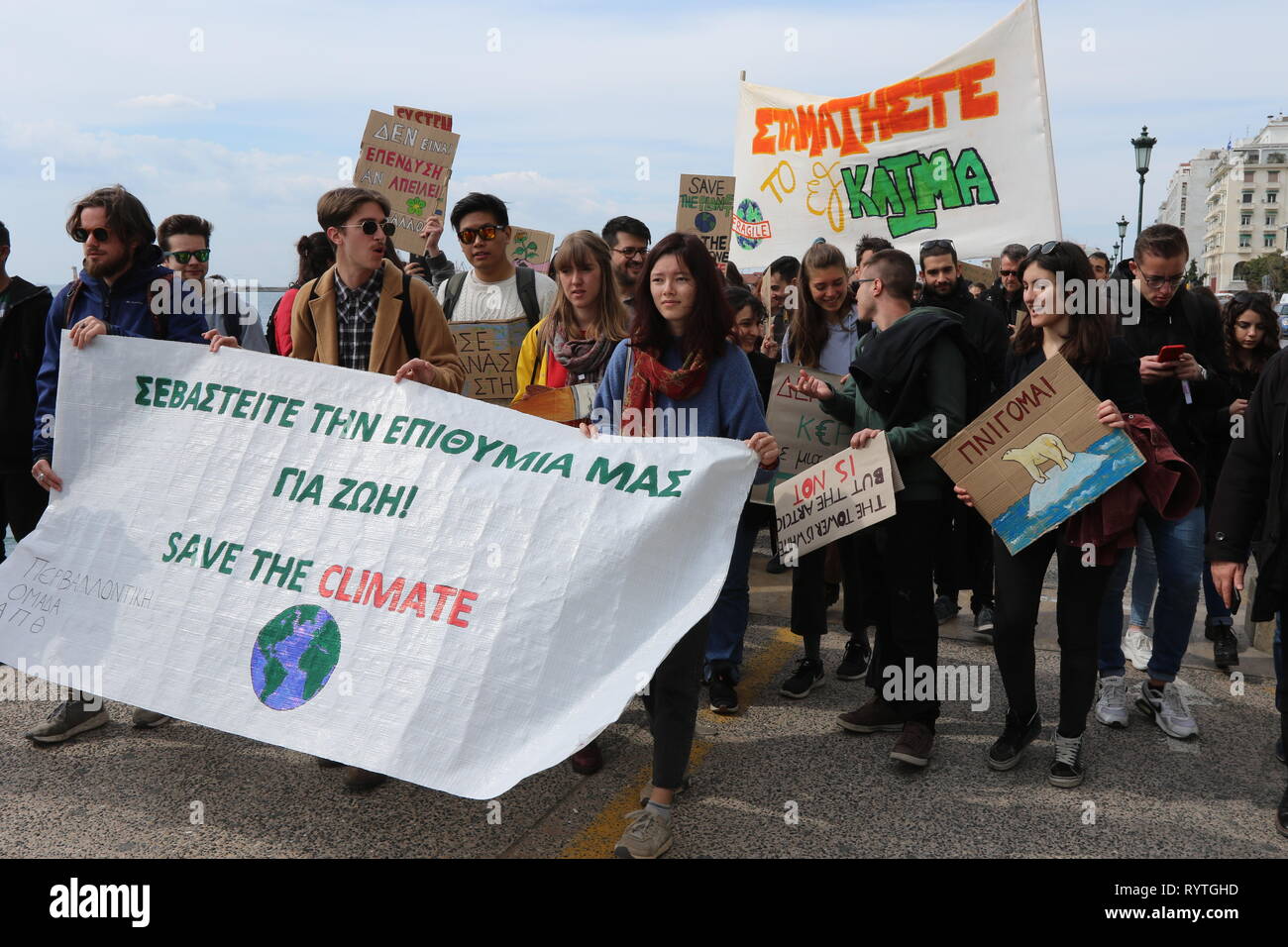 Thessalonique, Grèce. Mar 15, 2019. Les étudiants qui prennent part à des manifestations du changement climatique dans le nord du port grec de Thessalonique. Credit : Orhan Tsolak/Alamy Live News Banque D'Images