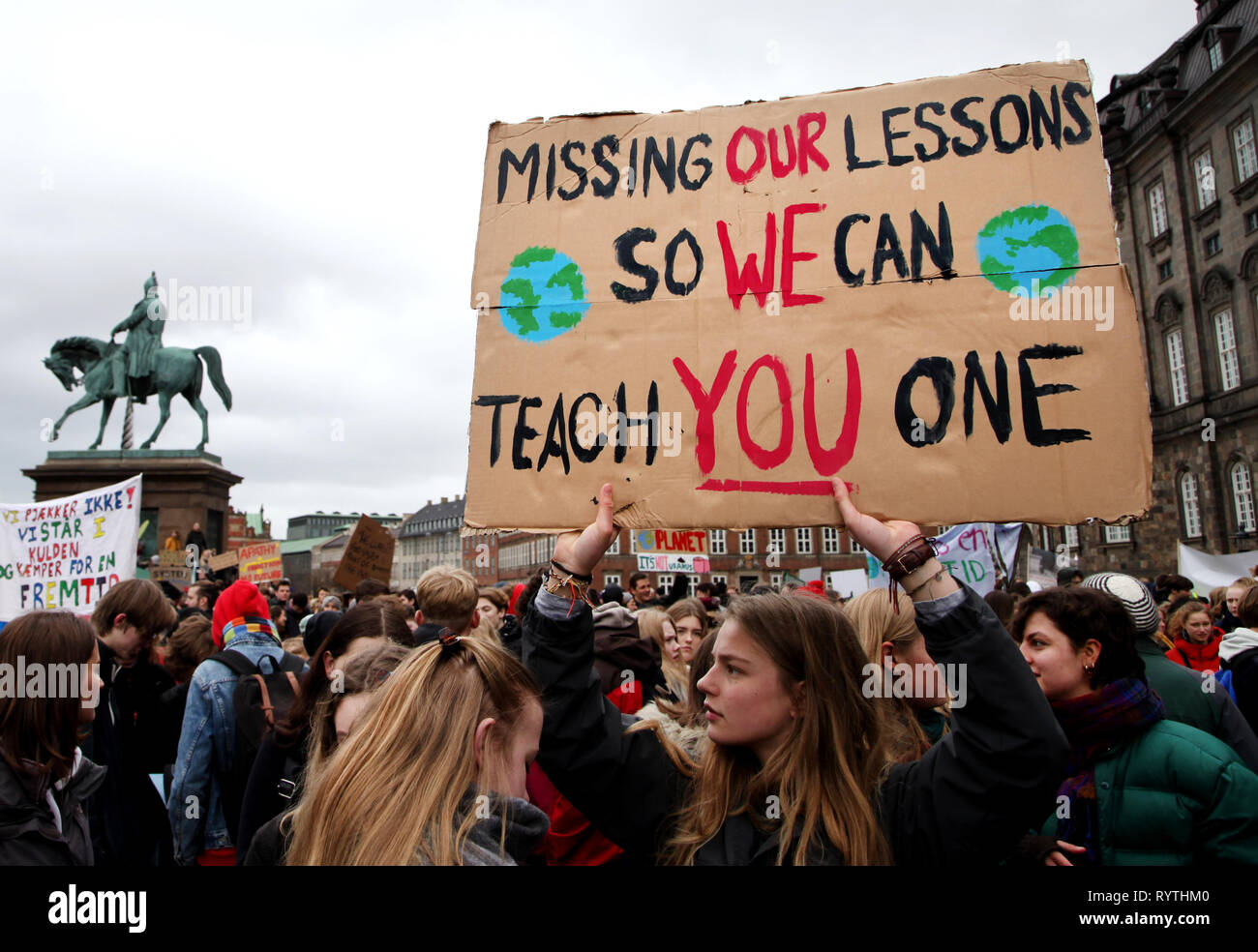 15 mars 2019, le Danemark, Copenhague : Lors d'une manifestation climatique à Copenhague, un manifestant est titulaire d'une pancarte avec l'inscription 'Missing nos leçons afin que nous puissions vous enseigner un'. Photo : Steffen Trumpf/dpa Banque D'Images