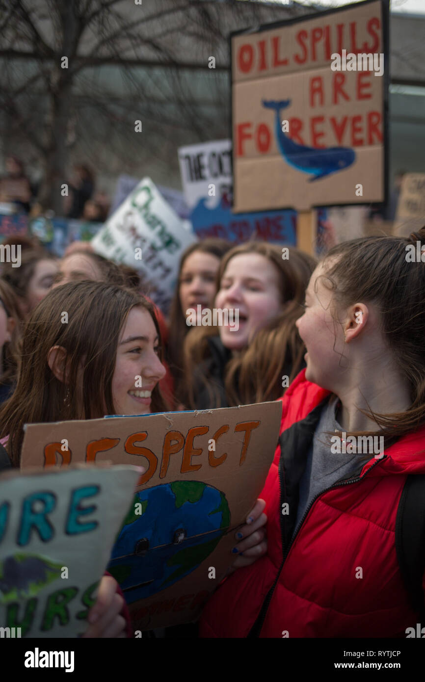 Édimbourg, Écosse, 15 mars 2019. Les jeunes manifestation grève a lieu en dehors du Parlement écossais, à Édimbourg, Écosse, 15 mars 2019. La grève des jeunes pour le climat des rassemblements, inspiré par écolier suédois et activiste Greta Thunberg, sont aujourd'hui en cours dans plus de 100 pays. Photo par : Jeremy Sutton-Hibbert/Alamy Live News. Banque D'Images