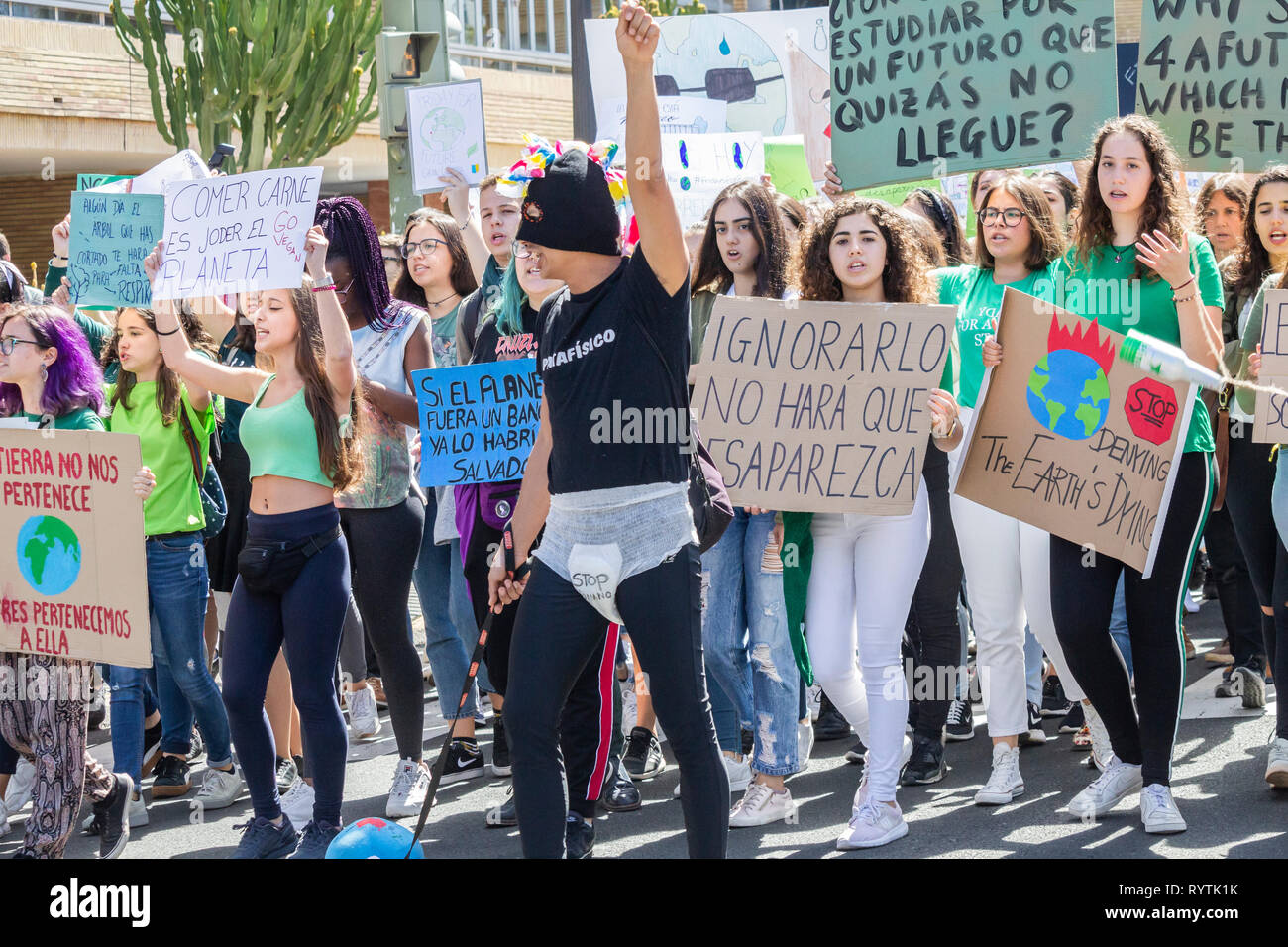 Las Palmas, Gran Canaria, Îles Canaries, Espagne. 15 mars, 2019. Protestation contre le changement climatique par les étudiants d'espagnol à Las Palmas, la capitale de Gran Canaria. Credit : ALAN DAWSON/Alamy Live News Banque D'Images