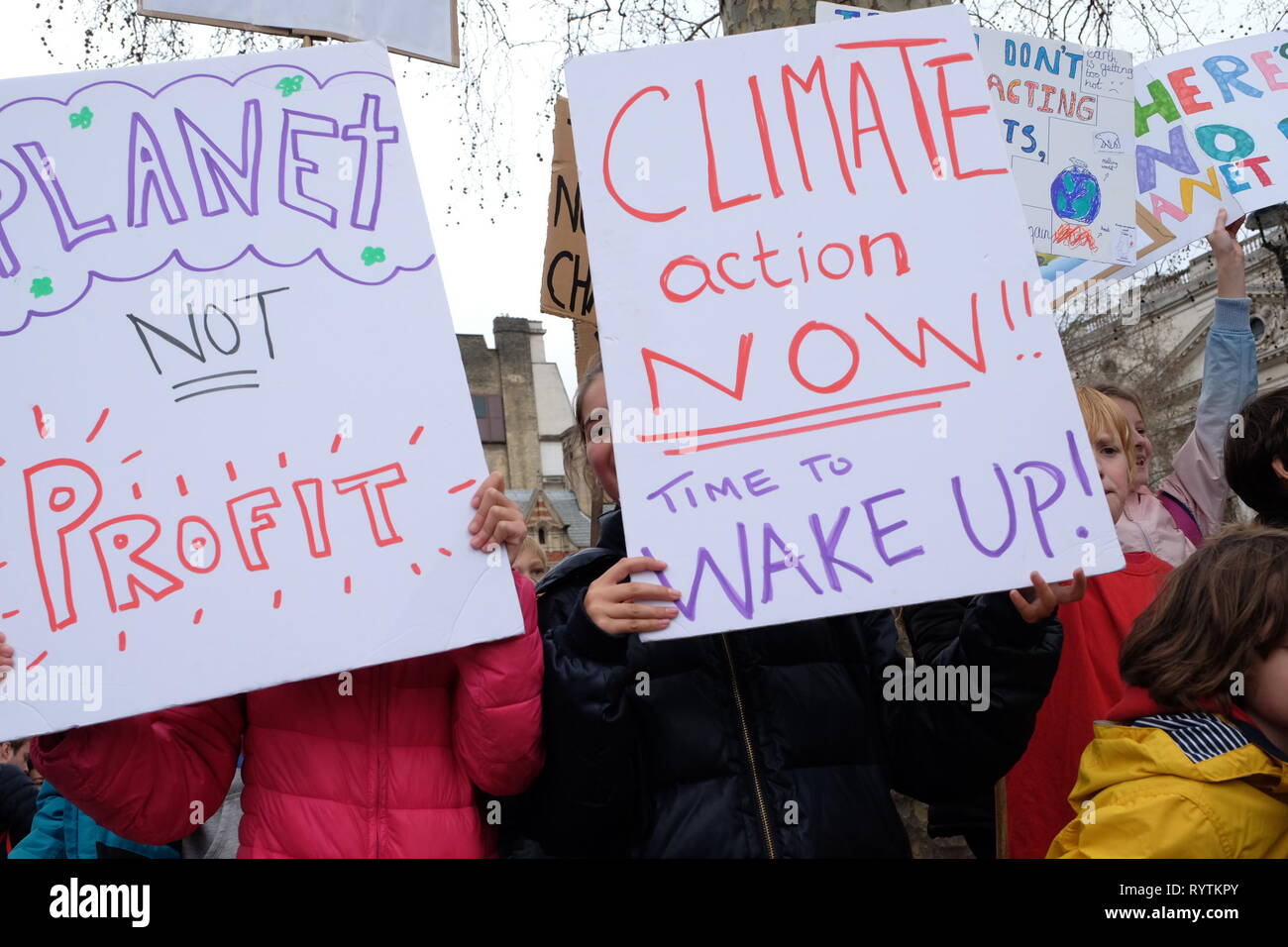 Londres, Kinngdom - Vendredi 15 mars 2019 : Des milliers d'étudiants et de sympathisants se sont réunis à faire du piquetage sur la place du Parlement et la Departmnent pour les entreprises de l'énergie et de stratégie industrielle à l'appui de la jeunesse 4 Grève du climat. Le mouvement # fridaysforfuture a été commencé par Greta Thunberg, un Suédois de 16 ans, activiste climatique et a pris de l'ampleur dans le monde entier. Banque D'Images