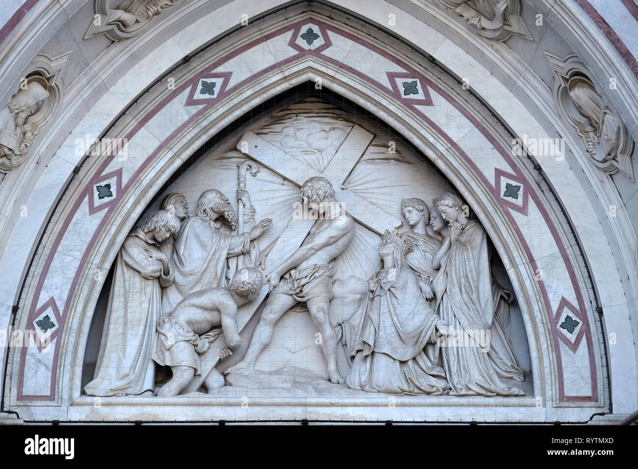 L'invention de la croix, par Titto Sarrocchi, Lunette du portail gauche de la Basilique de Santa Croce (Basilique de la Sainte Croix) à Florence Banque D'Images