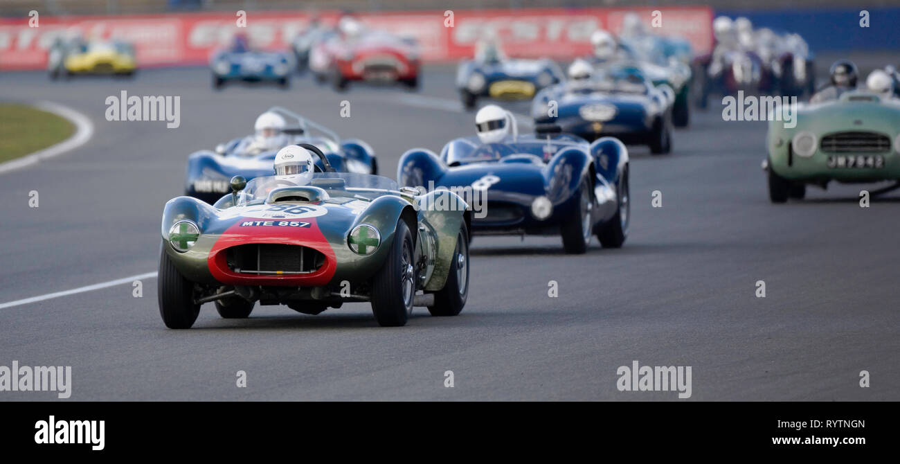 Farrellac mène le domaine - le Club de voiture de sport Vintage répondre à Silverstone. Banque D'Images