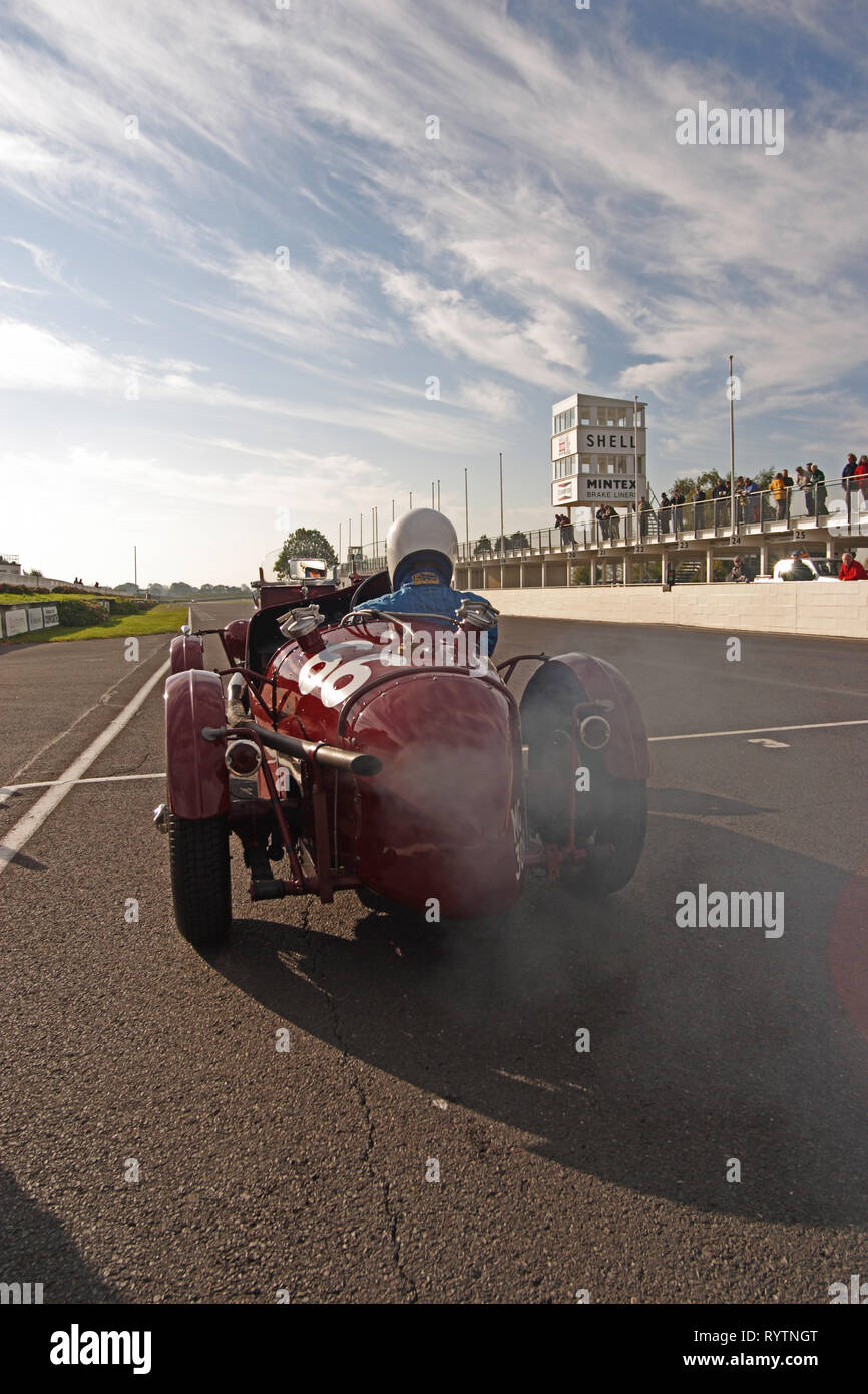 MG sur la ligne de départ à un événement Vintage Sports-Car Club à Goodwood. Banque D'Images