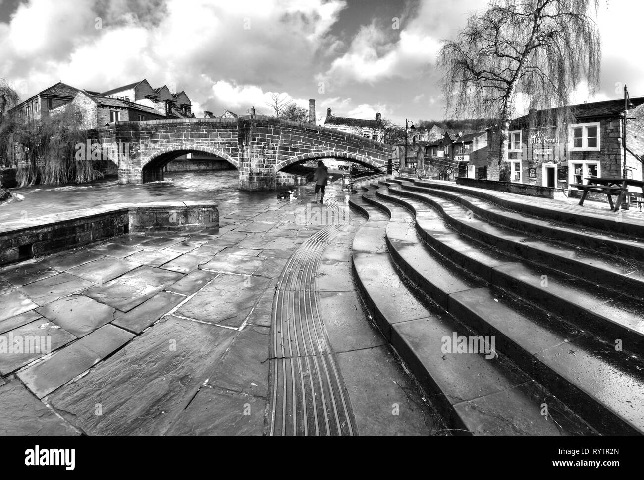 L'eau, Hebden Bridge, Packhorse Étapes ondulées, Hebden Bridge, West Yorkshire, Calderdale Banque D'Images