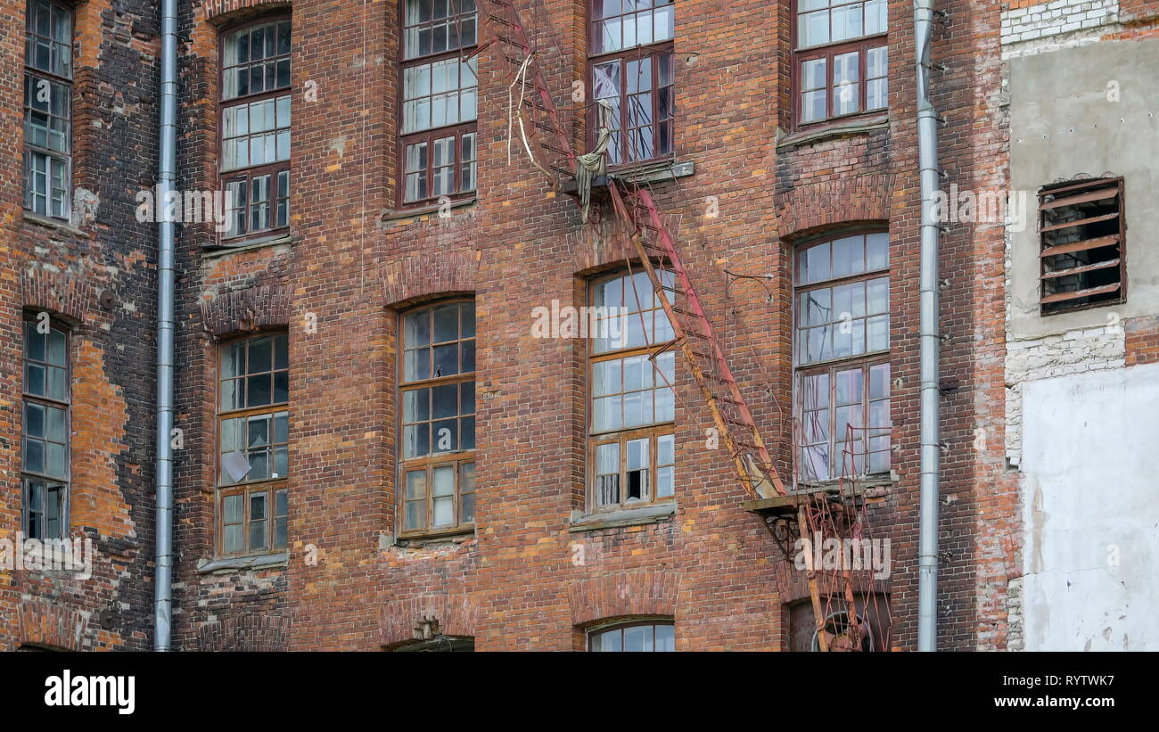 Les vieilles fenêtres et les échelles de l'édifice, sur une ancienne usine de textile à Kreenholm Banque D'Images