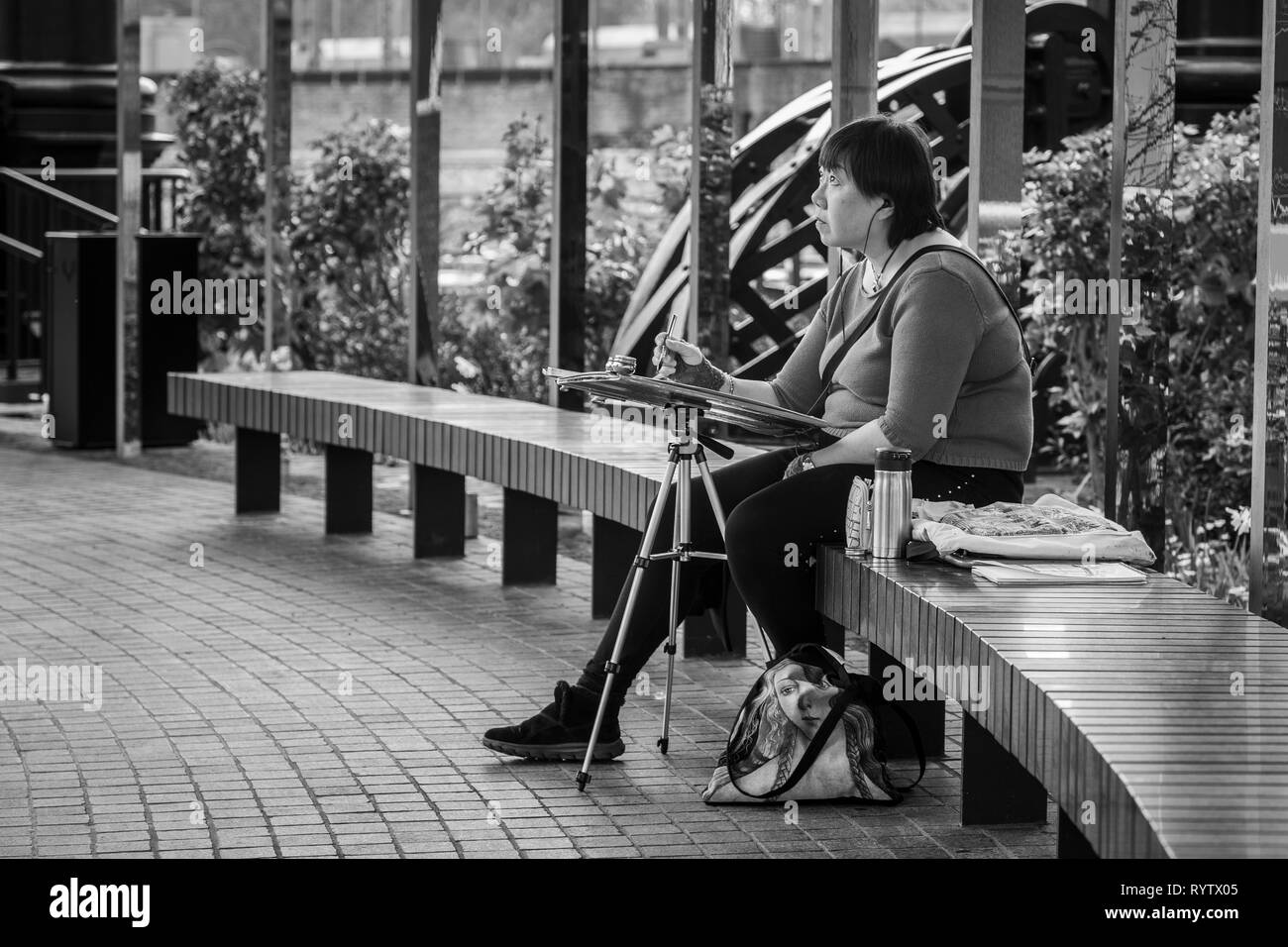 Une femme peintre travaillant à Hasholder Park, Kings Cross, London, UK.. Le miroir réfléchissant à côté allée. Appartements Tapisserie Banque D'Images